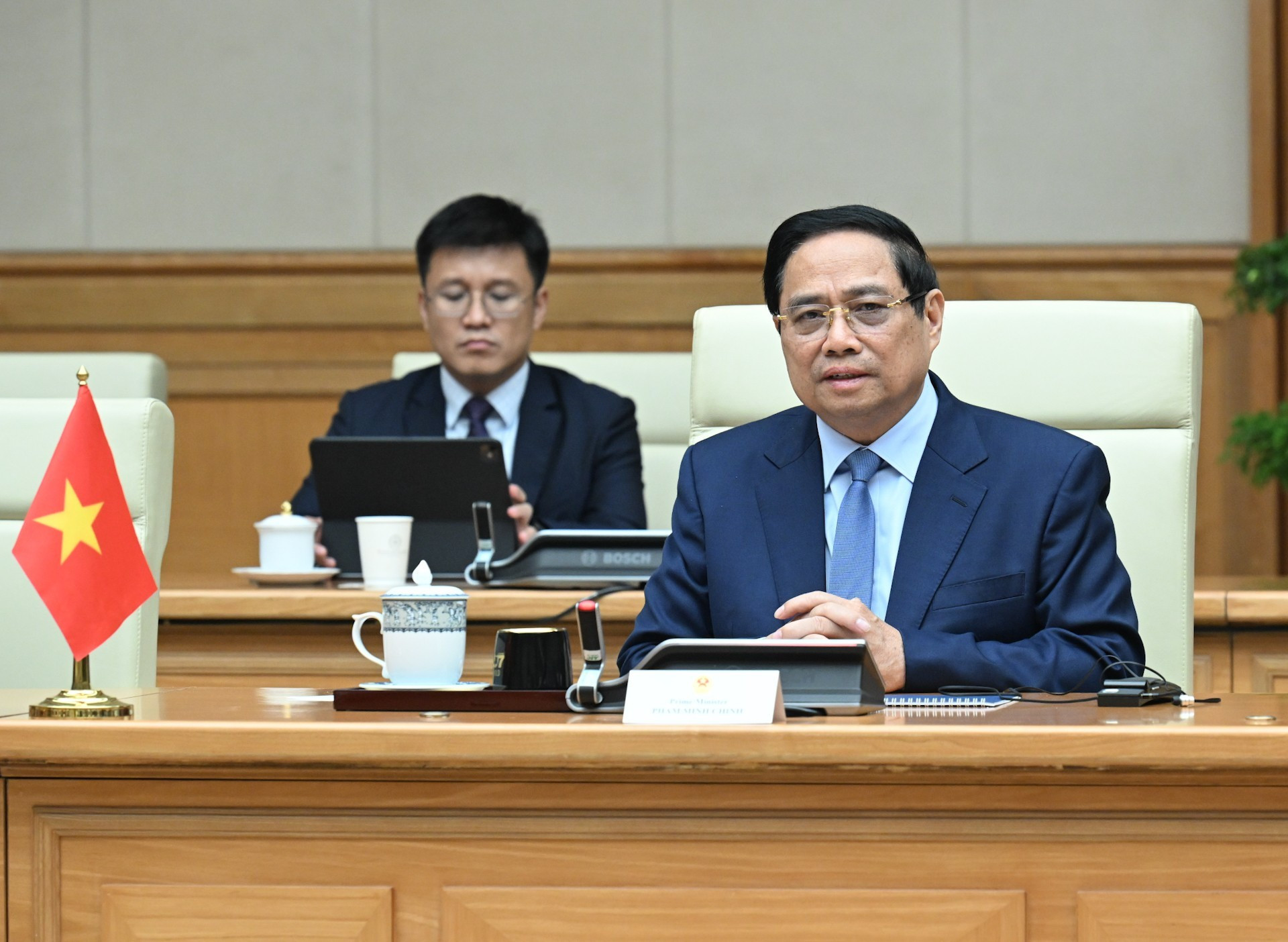 范明正总理在同文莱苏丹举行会议上发表讲话。