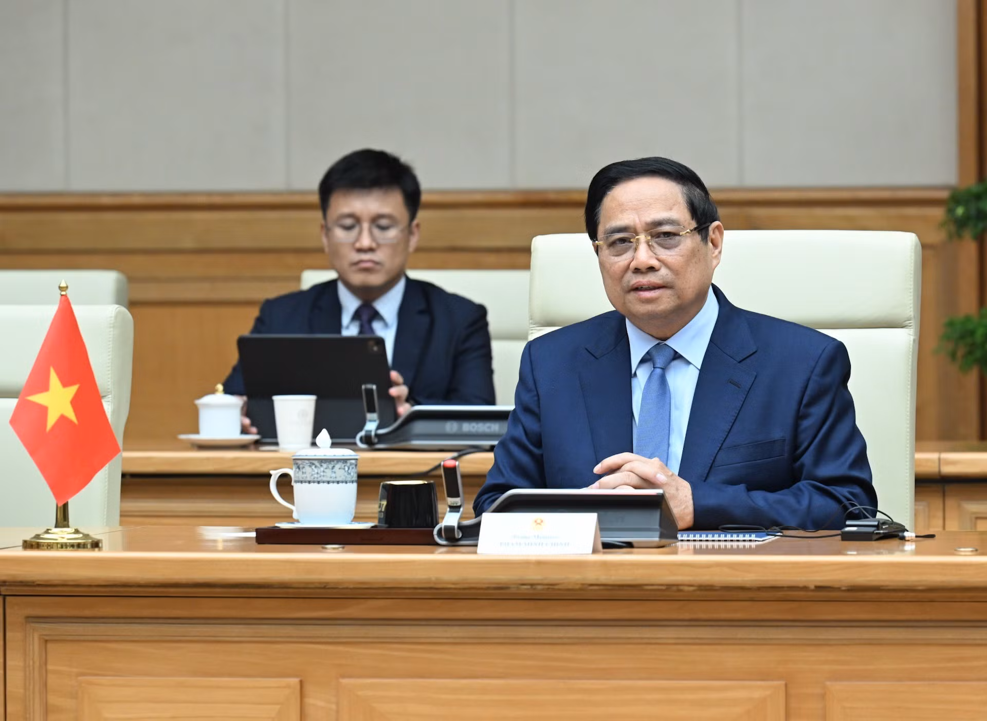 范明正总理在同文莱苏丹举行会议上发表讲话。