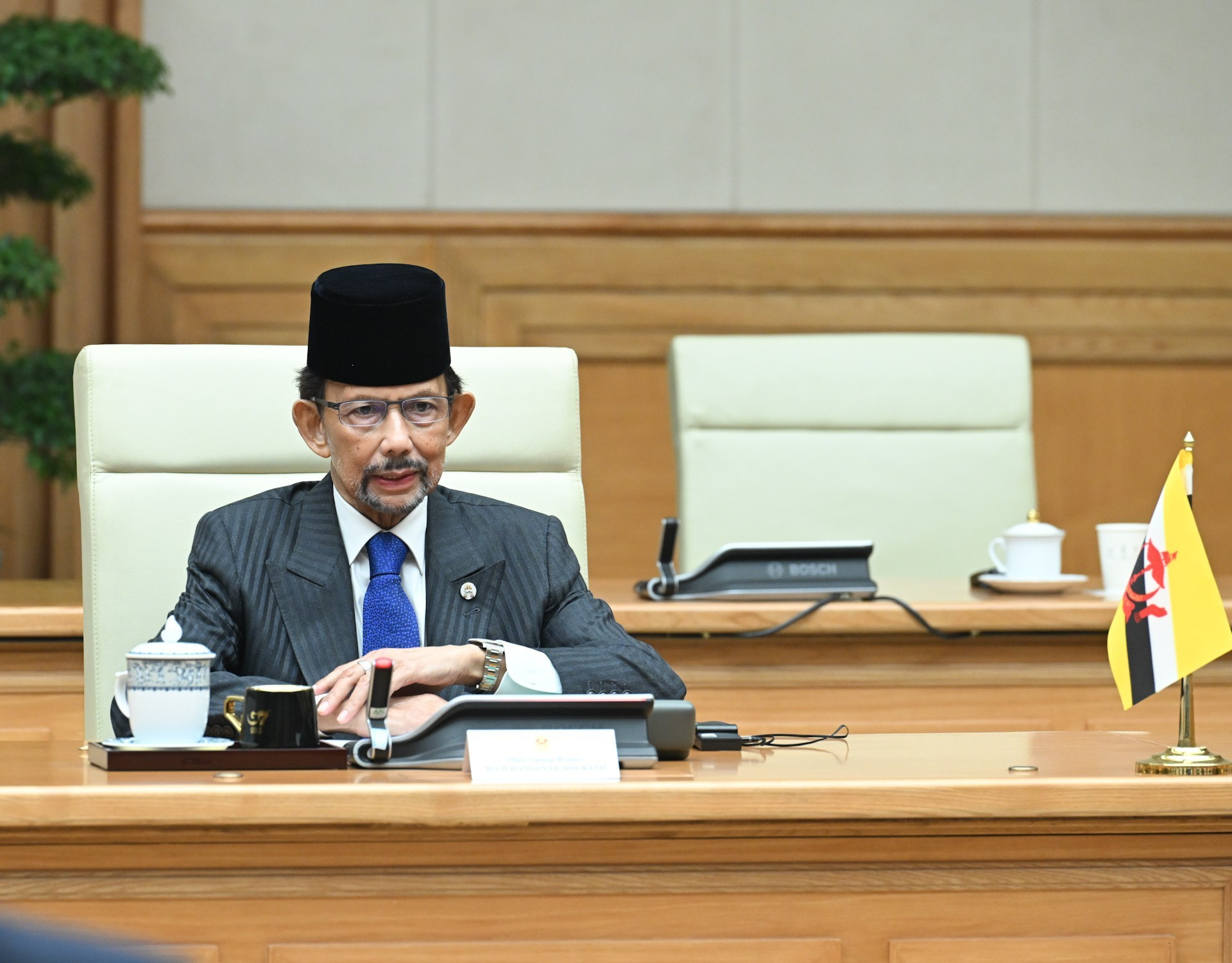 文莱苏丹哈吉·哈桑纳尔·博尔基亚在会上发表讲话。