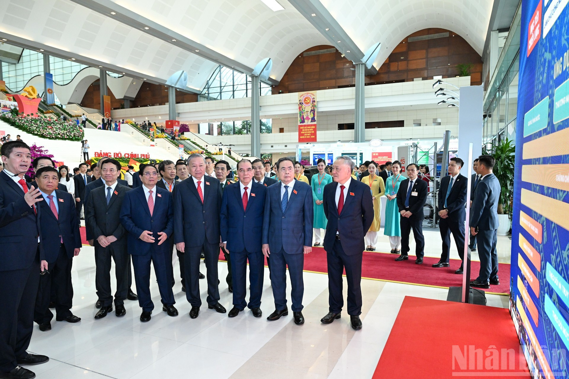 越共中央总书记苏林以及党和国家领导参观成就展览区。