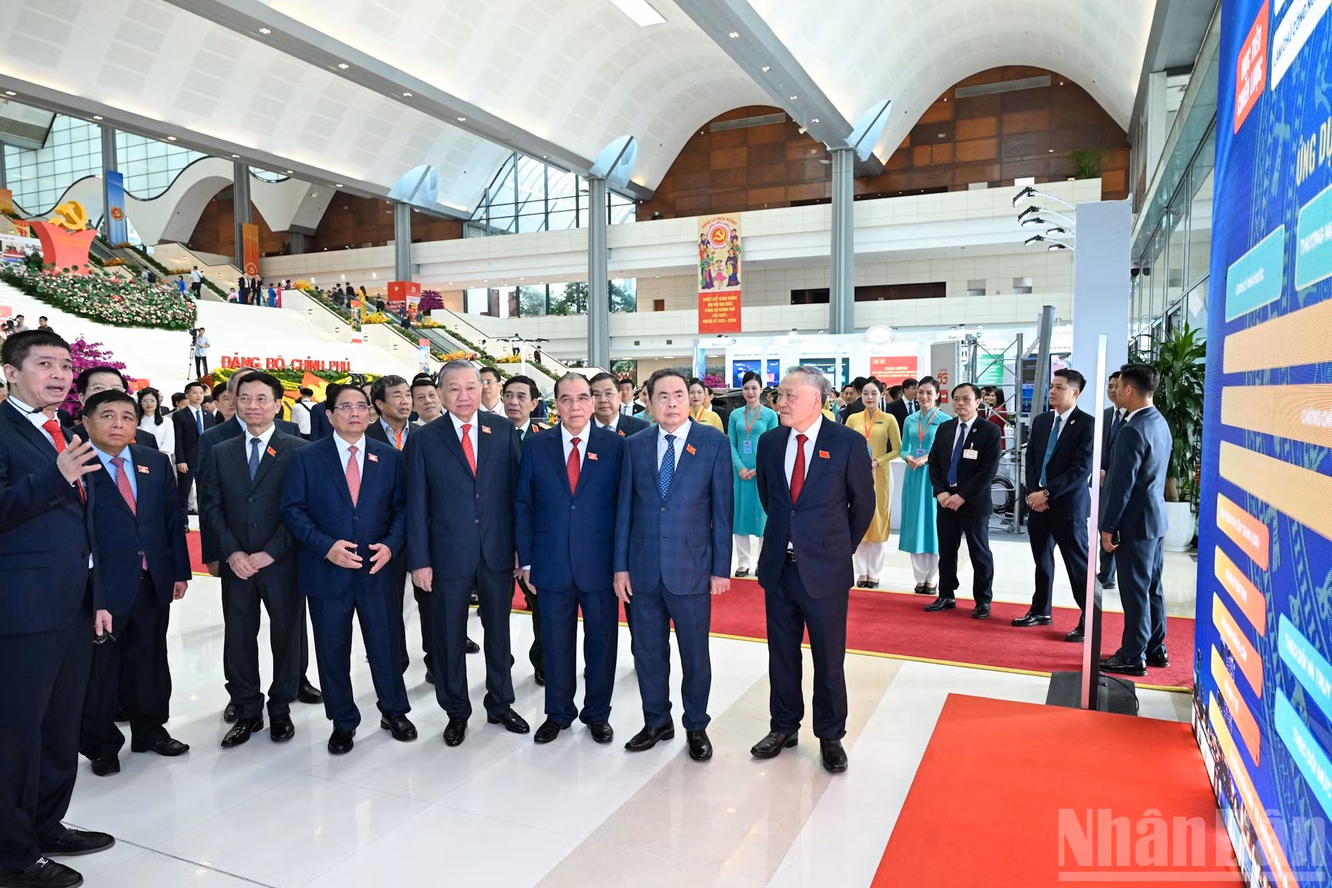 越共中央总书记苏林以及党和国家领导参观成就展览区。