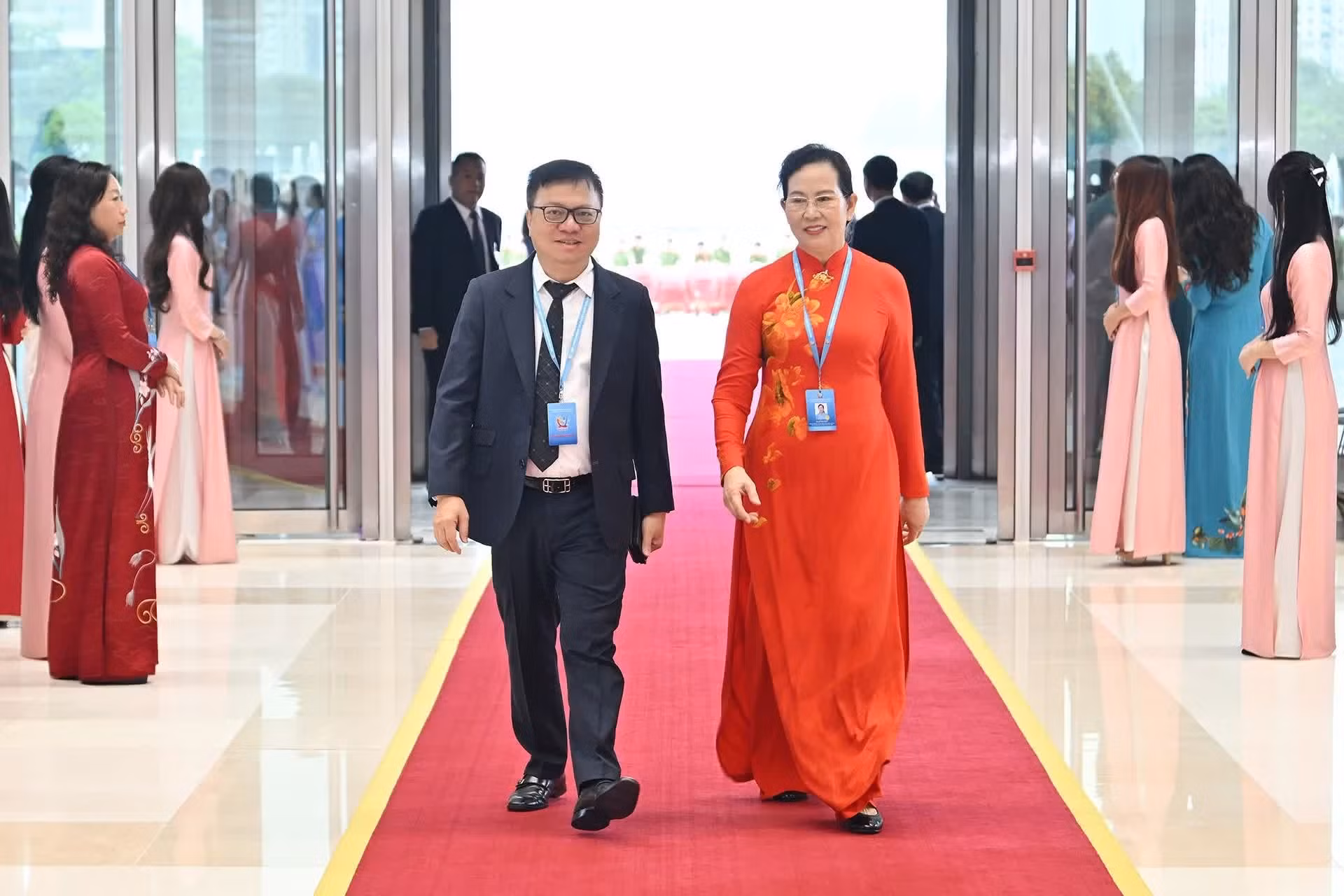 越共中央委员、越南《人民报》社总编辑、中央宣教与民运部副部长、越南新闻工作者协会主席黎国明与越共中央委员、越南祖国阵线中央委员会副主席、越南妇女联合会主席黎氏水出席大会。