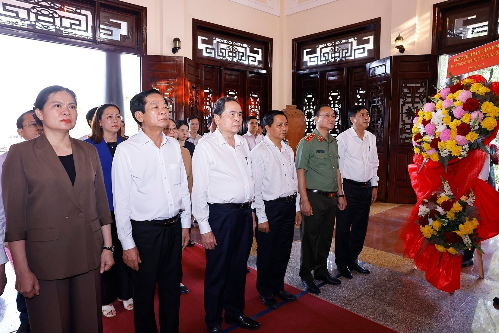 国会主席陈青敏敬香缅怀范雄同志。