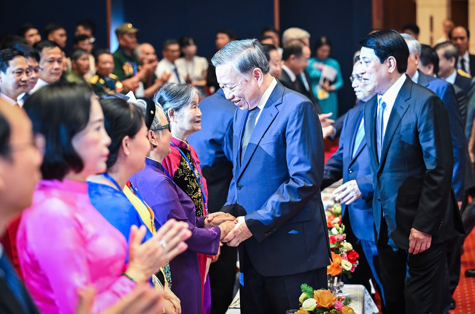 越共中央总书记苏林、越南国家主席梁强、越南政府总理范明正以及党和国家各位领导问候出席见面会的革命有功者和历史见证者代表。