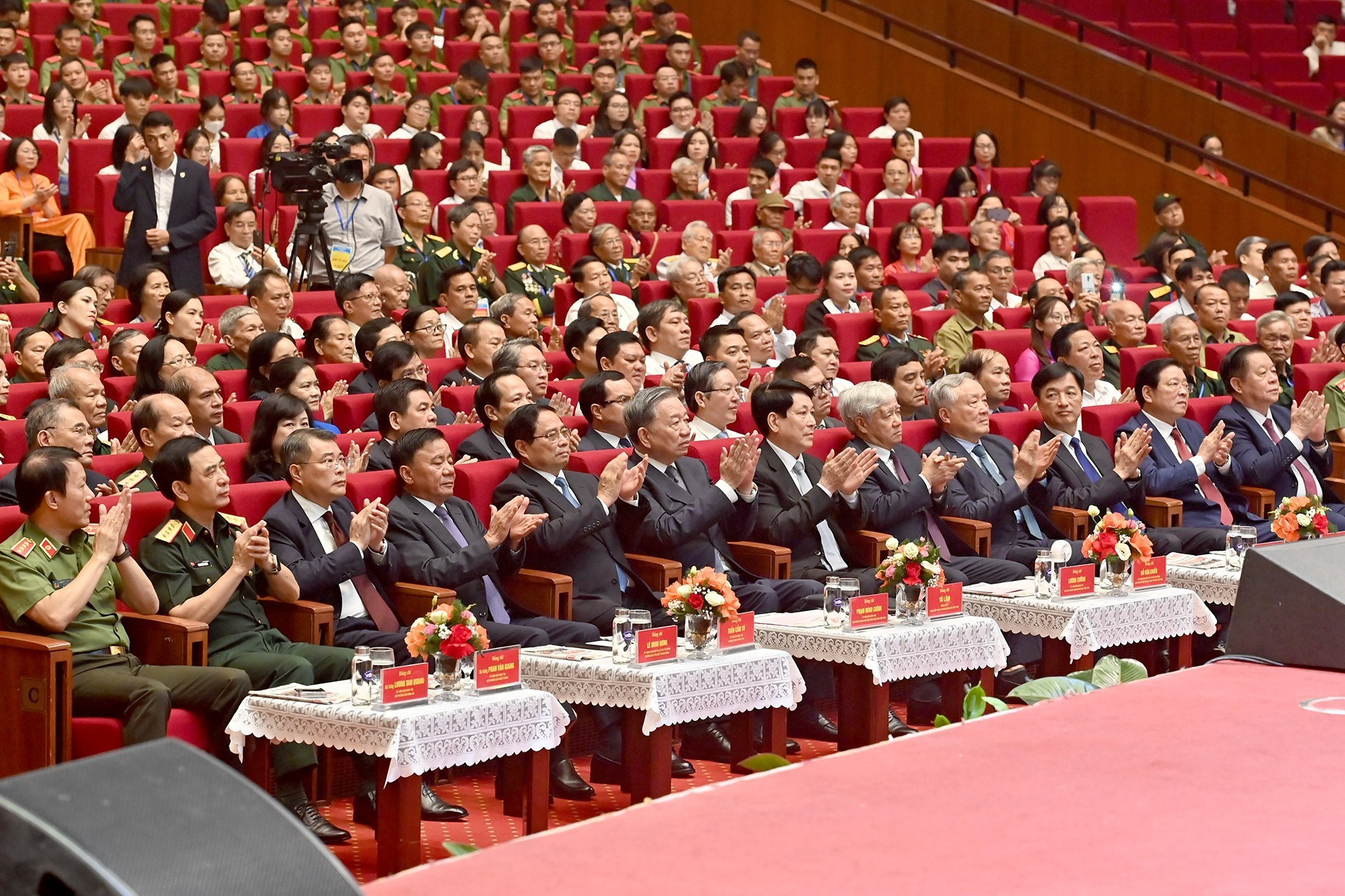 党和国家领导人出席见面会。