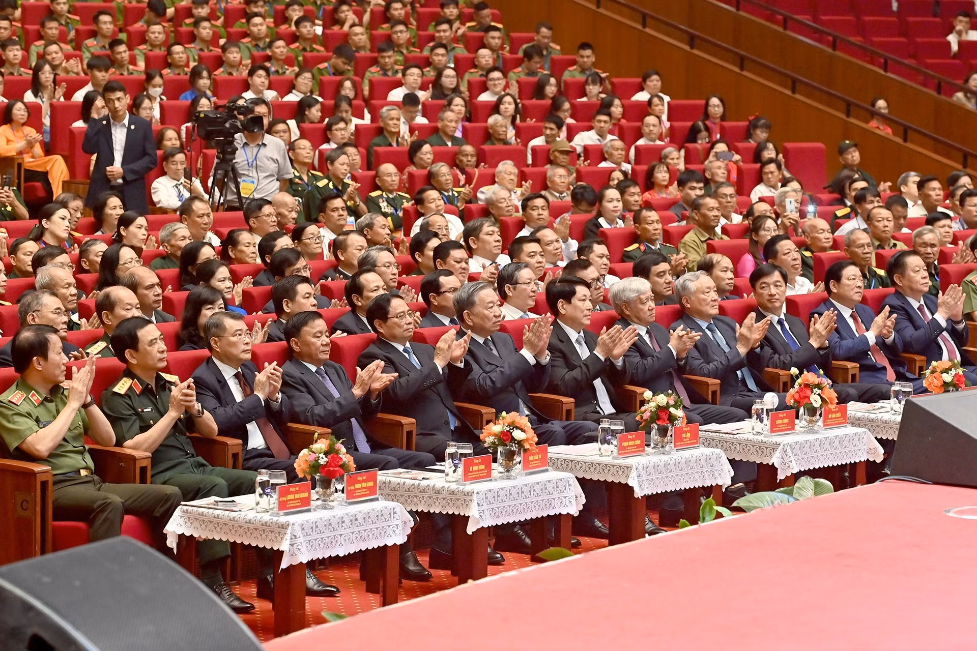 党和国家领导人出席见面会。