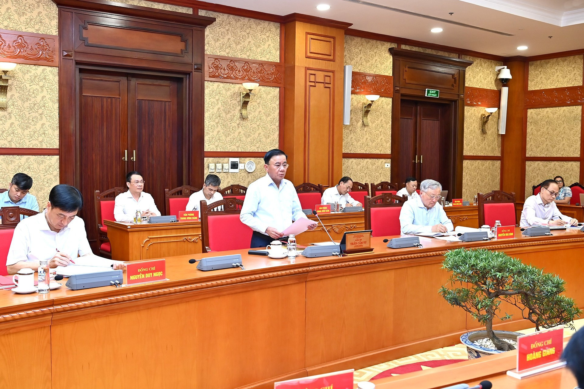 由越共中央政治局委员、中央书记处常务书记陈锦绣主持的越共中央政治局、中央书记处工作组与老街省委常委会就省党代会的筹备工作举行工作会议。 由越共中央政治局委员、中央书记处常务书记陈锦绣主持的越共中央政治局、中央书记处工作组与老街省委常委会就省党代会的筹备工作举行工作会议。