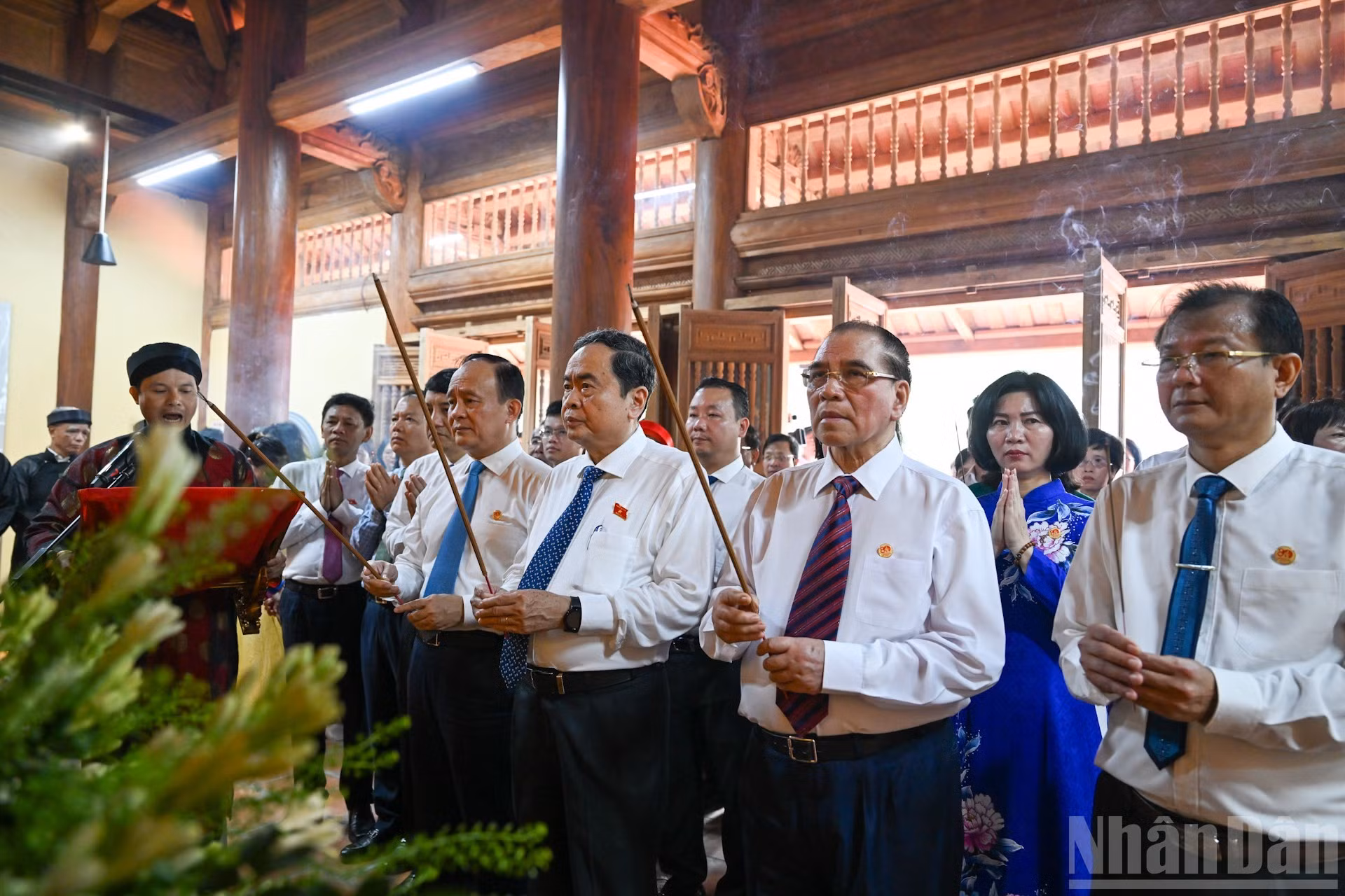 越南国会主席陈青敏、前越共中央总书记农德孟敬香缅怀越南国会常委会主席裴鹏抟。