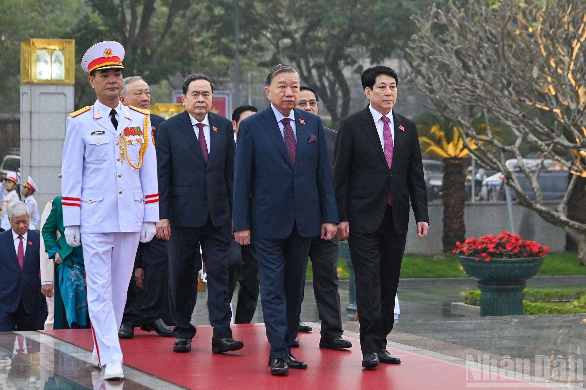 越共中央总书记苏林、越南国家主席梁强以及党和国家领导人在位于北山路的烈士英雄纪念碑前敬献花圈。