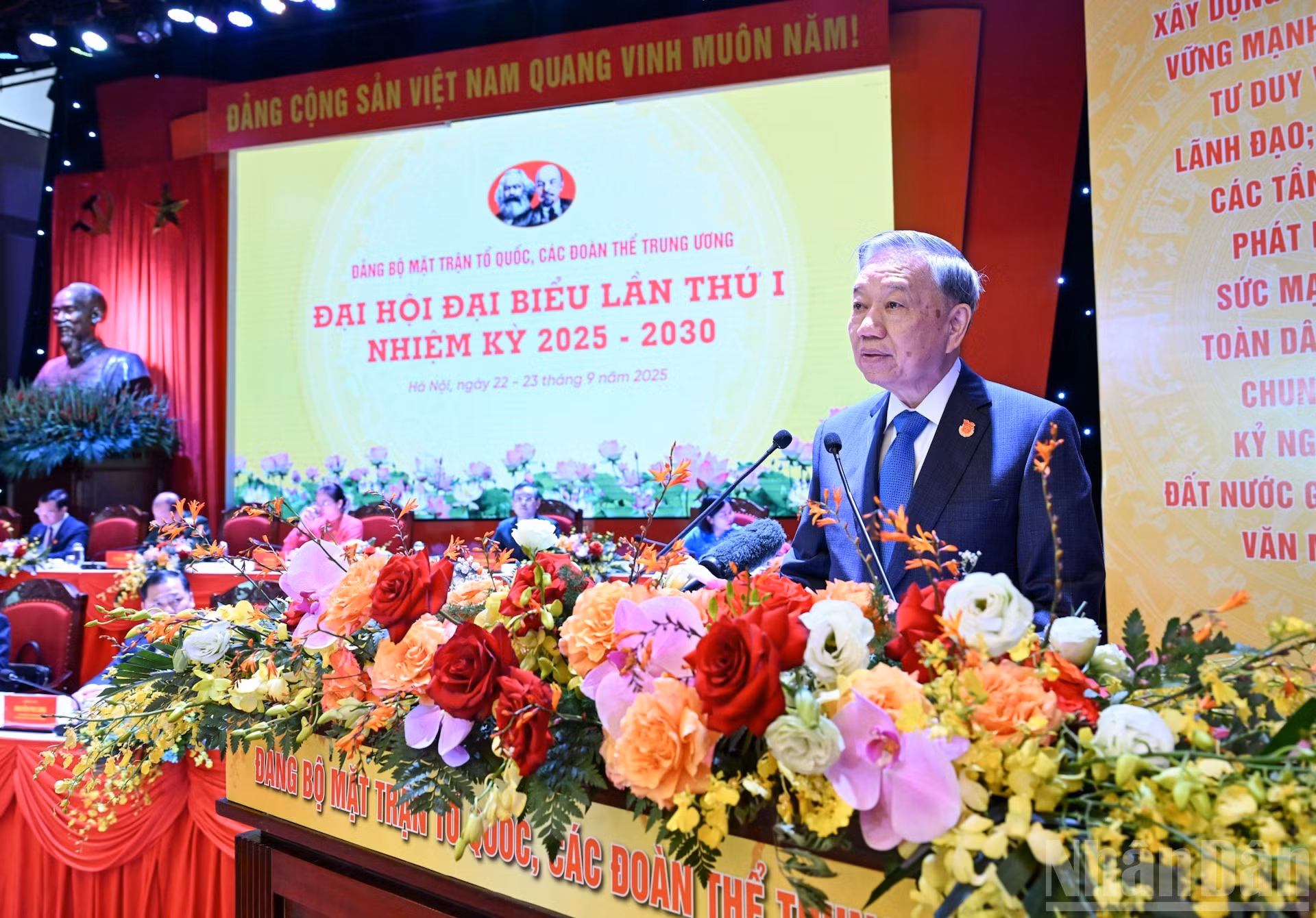 苏林总书记在大会上发表指导性讲话。