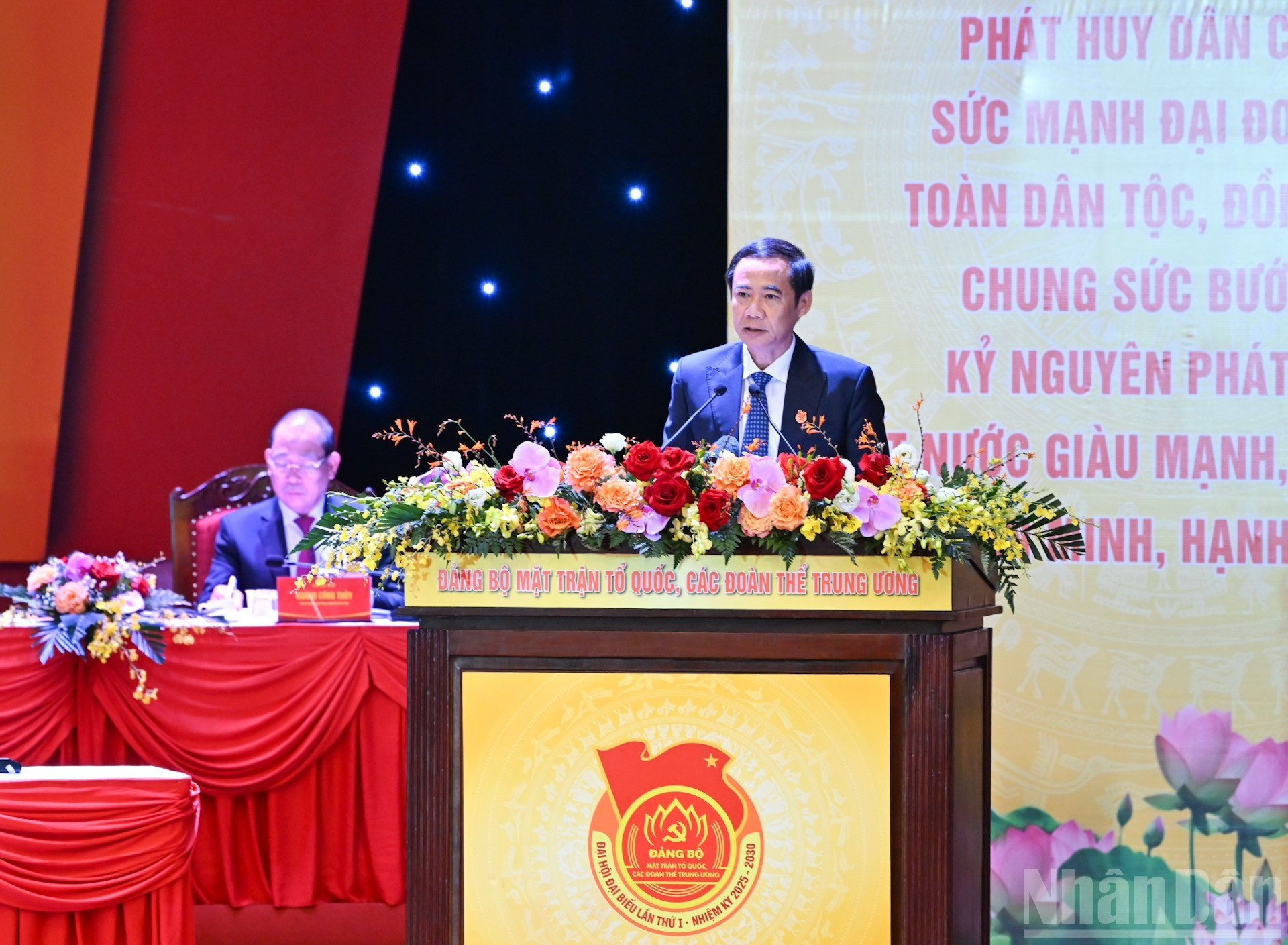 越南祖国阵线和中央各团体党委副书记阮太学作2020-2025年任期党中央执行委员会检讨报告草案。 越南祖国阵线和中央各团体党委副书记阮太学作2020-2025年任期党中央执行委员会检讨报告草案。