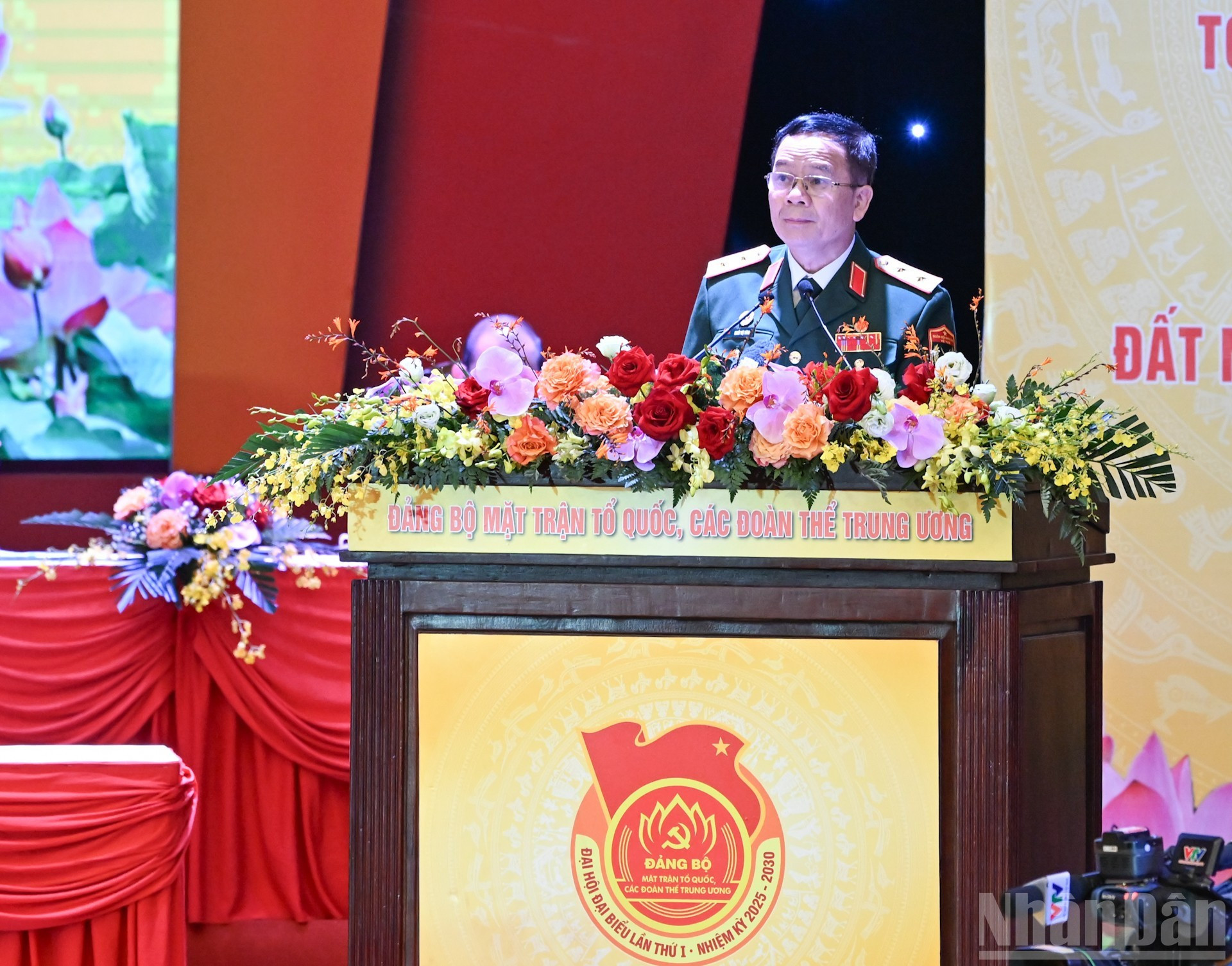 各位代表在大会上提出建议。 各位代表在大会上提出建议。