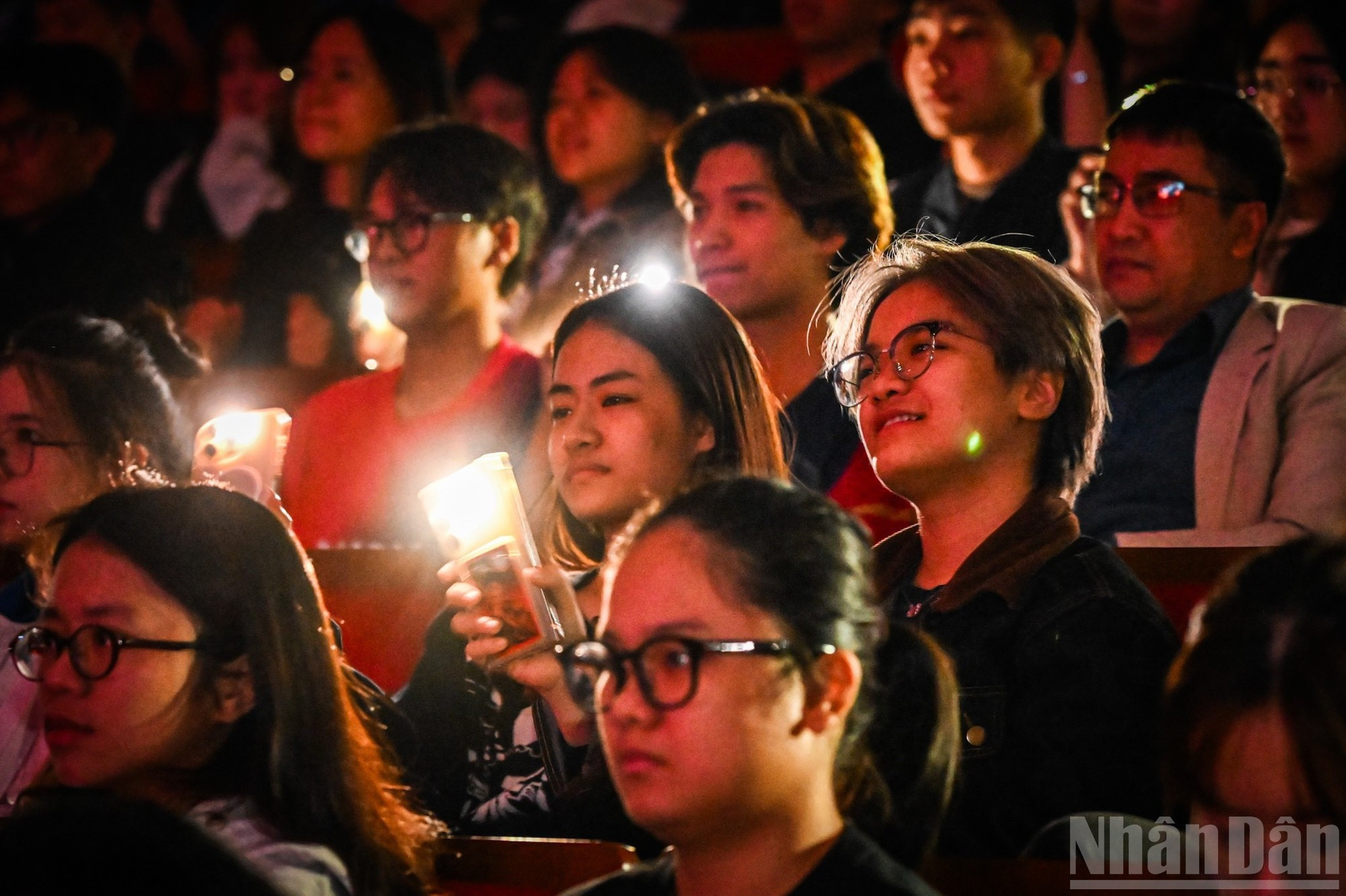 年轻人似乎重温了8月10日在美亭体育场举行的“祖国在我心中”演唱会的氛围。