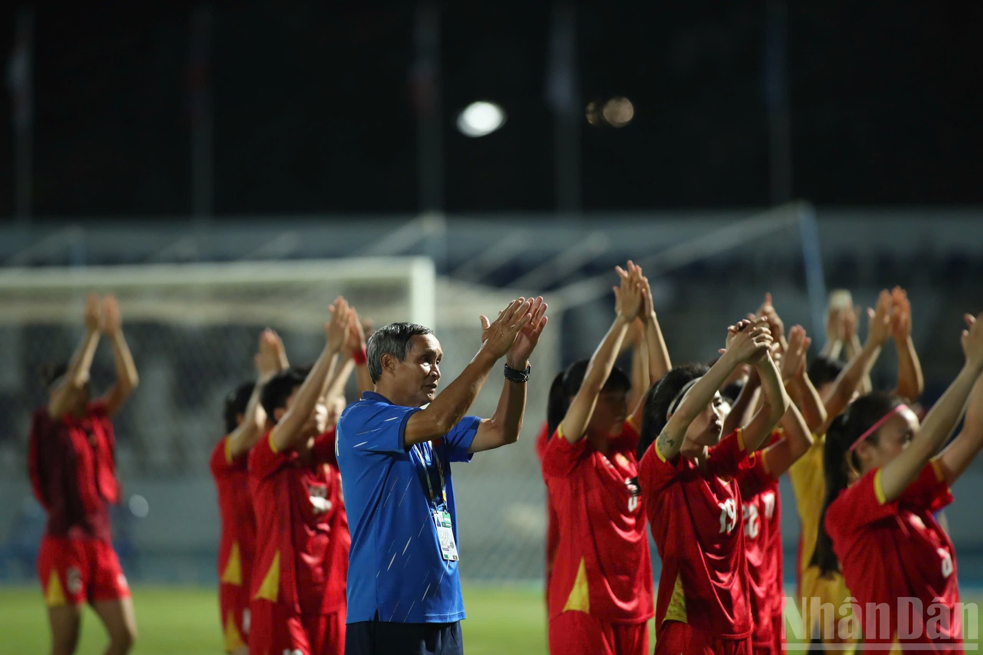 虽然越南女足队未能获得金牌，但她们在整个比赛过程中展现出的奉献精神和竞争精神仍然值得赞赏。