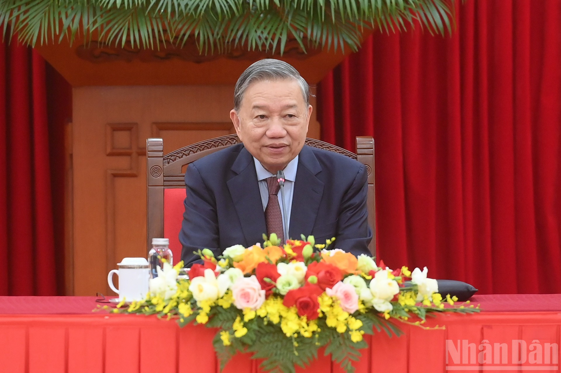 苏林总书记在会上发表讲话。