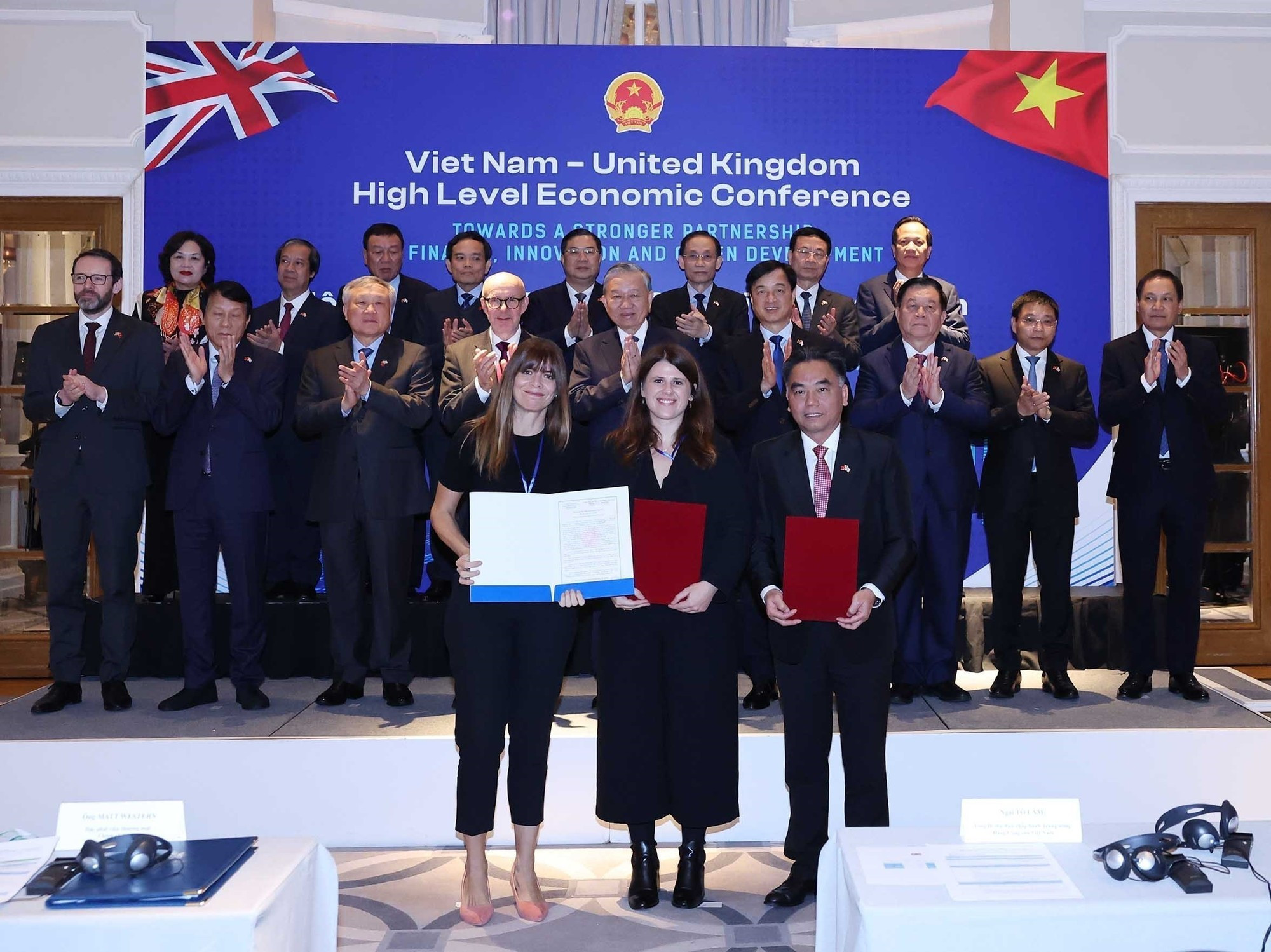 苏林总书记见证了两国各部委、机构、地方政府和企业间合作协议的交换仪式。 苏林总书记见证了两国各部委、机构、地方政府和企业间合作协议的交换仪式。