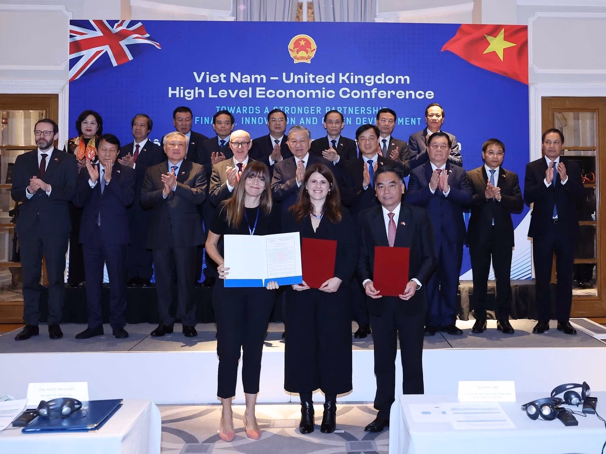 苏林总书记见证了两国各部委、机构、地方政府和企业间合作协议的交换仪式。