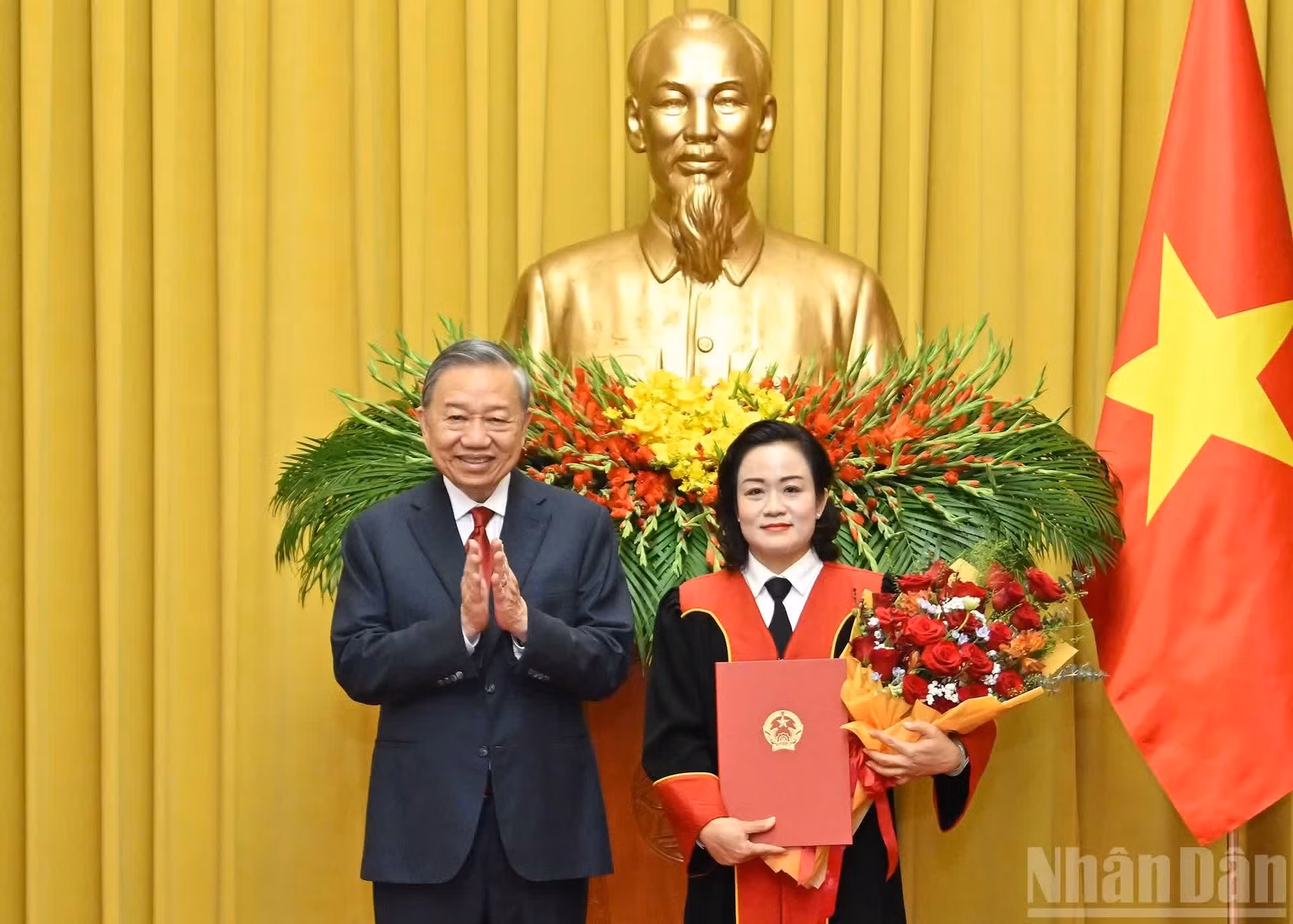 苏林总书记、国家主席苏林向最高人民法院法官阮海簪同志颁发任命决定，任命其担任最高人民法院副院长职务。