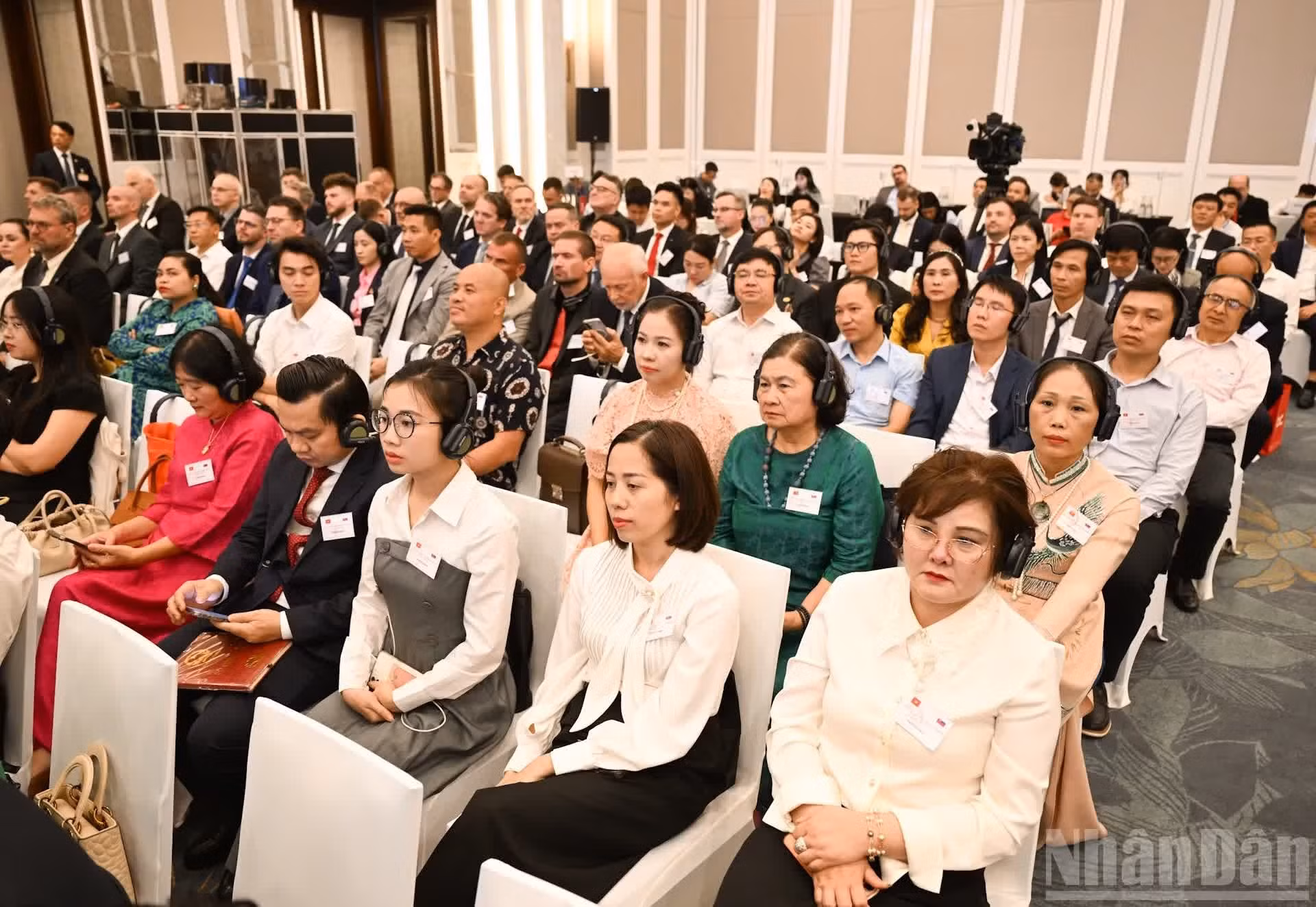 各位代表出席论坛。