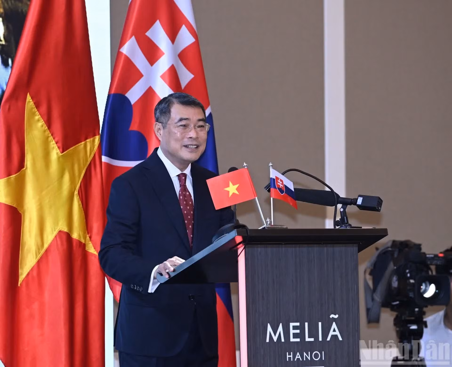 黎明兴总理在论坛上发表讲话。