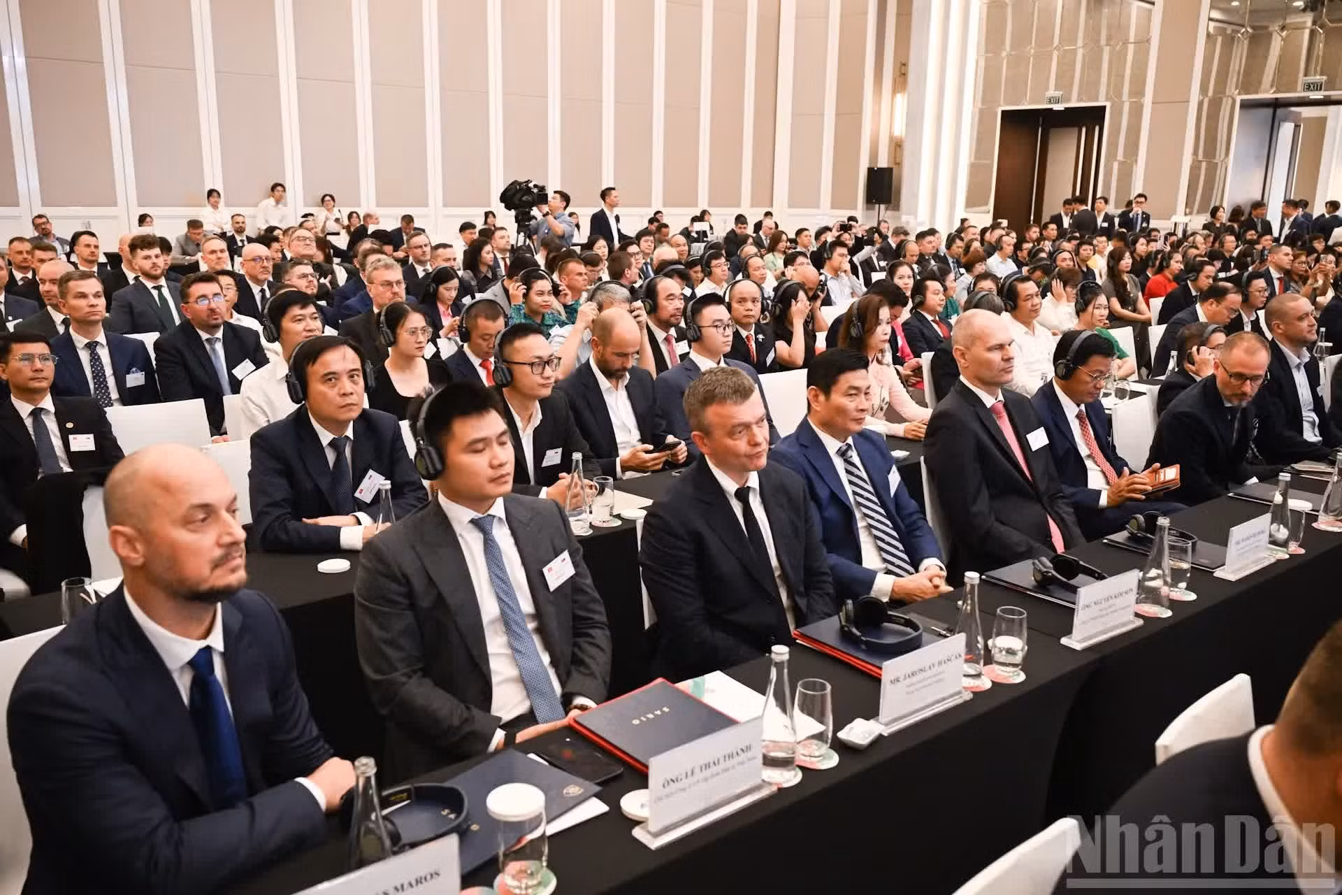 各位代表出席论坛。