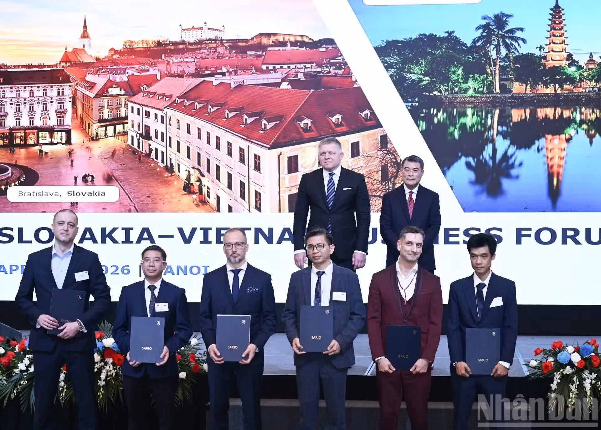 两位总理在斯洛伐克-越南企业论坛上见证了两国企业合作协议签订仪式。