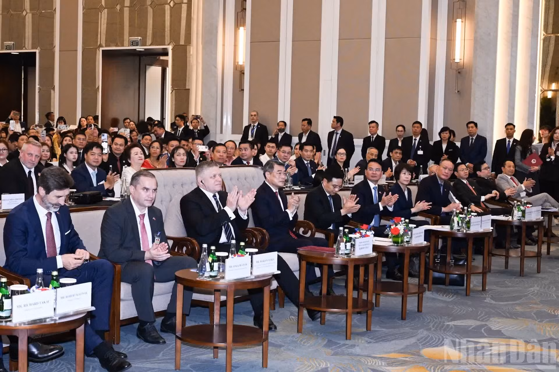 越南政府总理黎明兴和斯洛伐克政府总理罗伯特·菲佐以及各位代表出席2026年斯洛伐克-越南企业论坛。