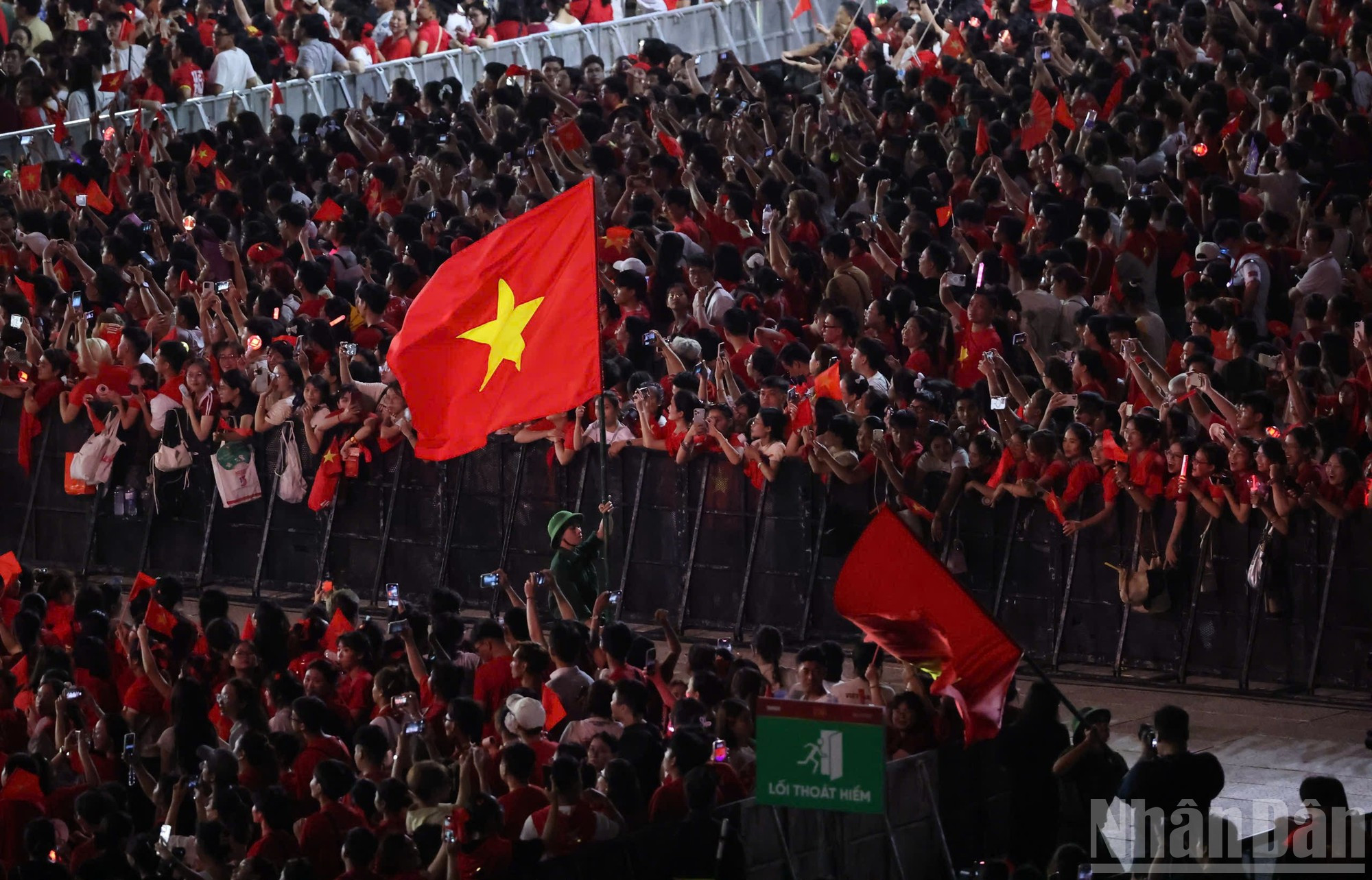 当越南祖国的国旗在美亭体育场上空迎风飘扬时,现场的情感更是被推向高潮。 当越南祖国的国旗在美亭体育场上空迎风飘扬时,现场的情感更是被推向高潮。