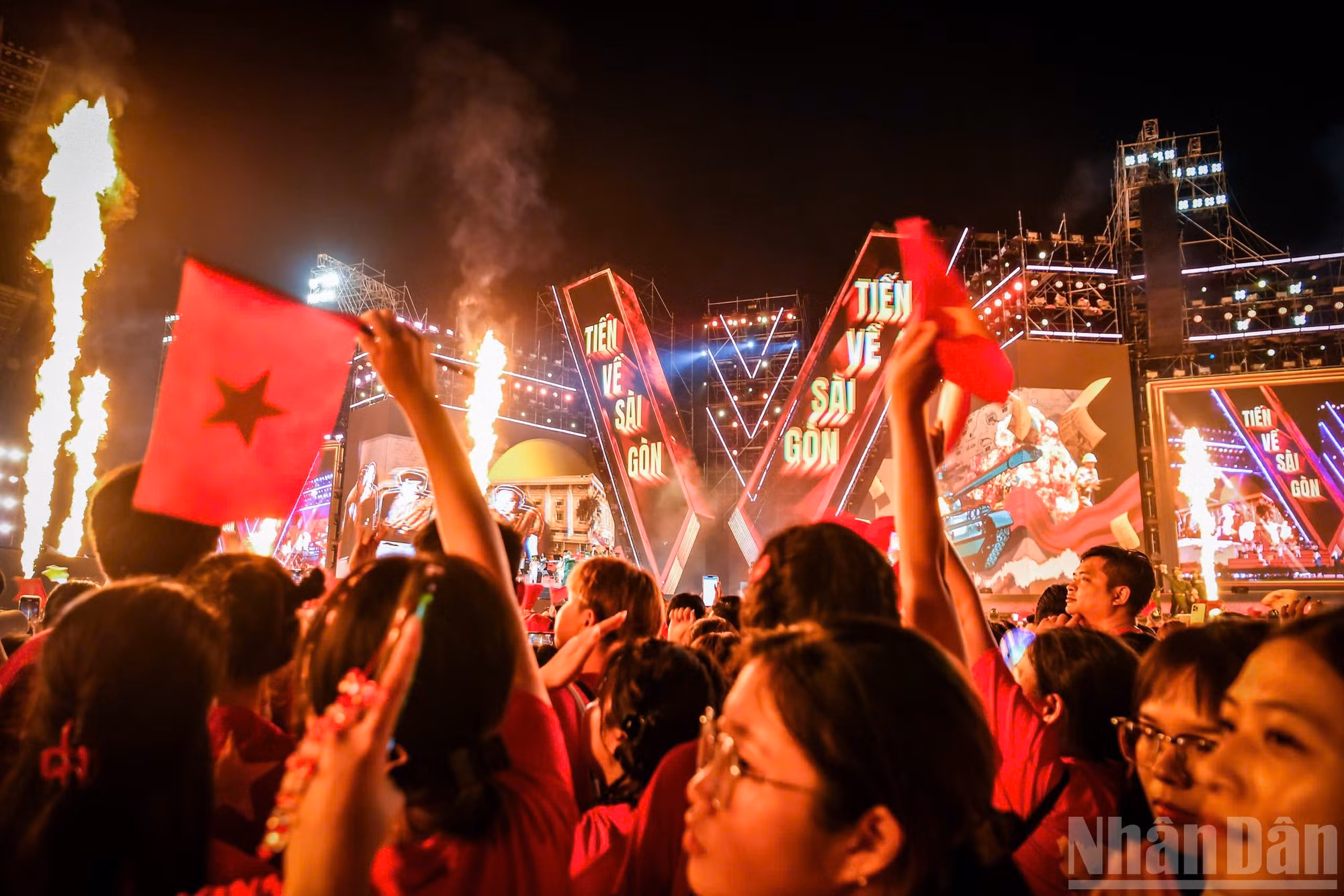 粉丝区的观众热情地为每位艺术家的表演加油助威。