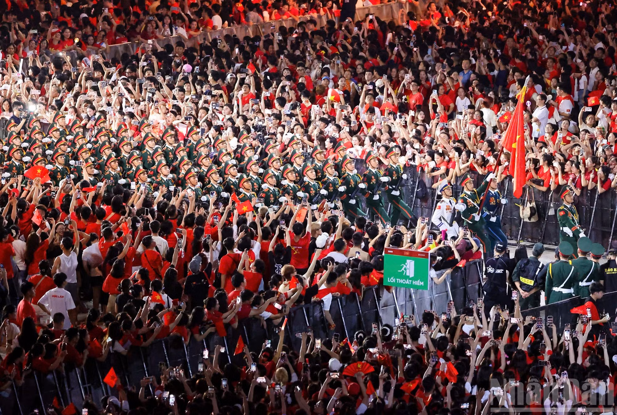 阅兵队伍行进在人民中间的时刻，引发数千观众持续不断的欢呼。