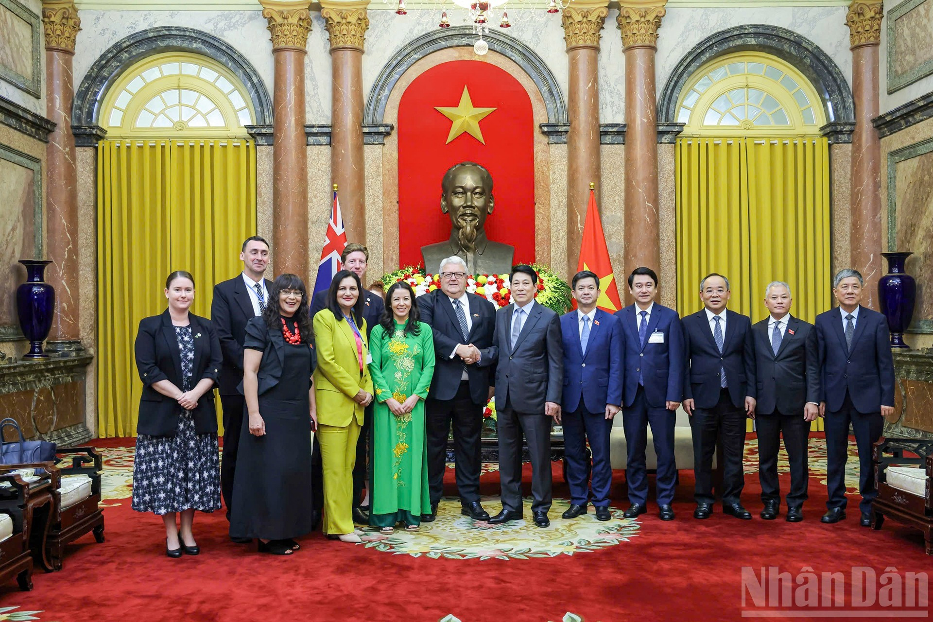 越南国家主席梁强、新西兰议会议长格里·布朗利以及双方代表合影。 越南国家主席梁强、新西兰议会议长格里·布朗利以及双方代表合影。
