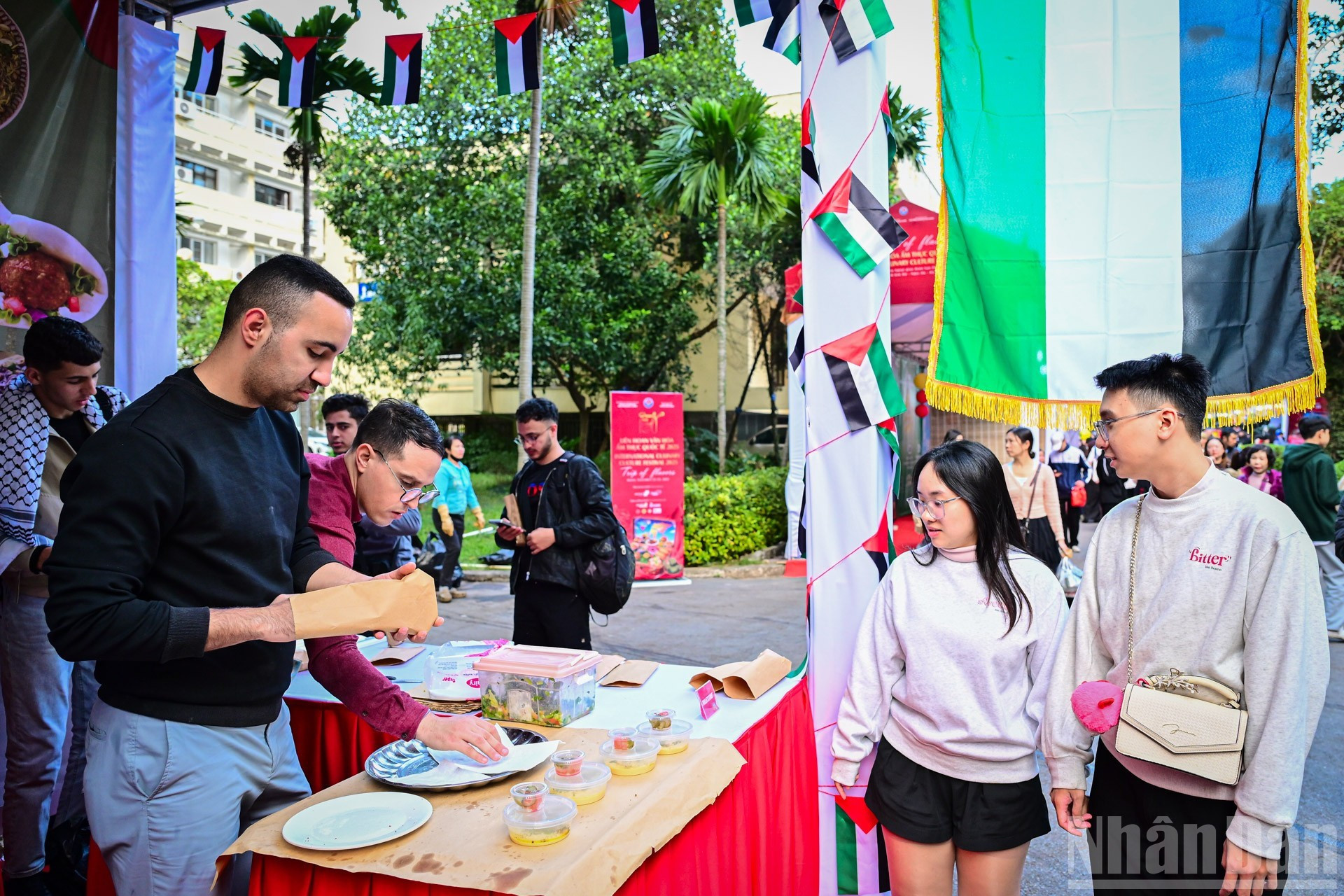 巴勒斯坦面包深受食客喜爱，经常很快售罄。