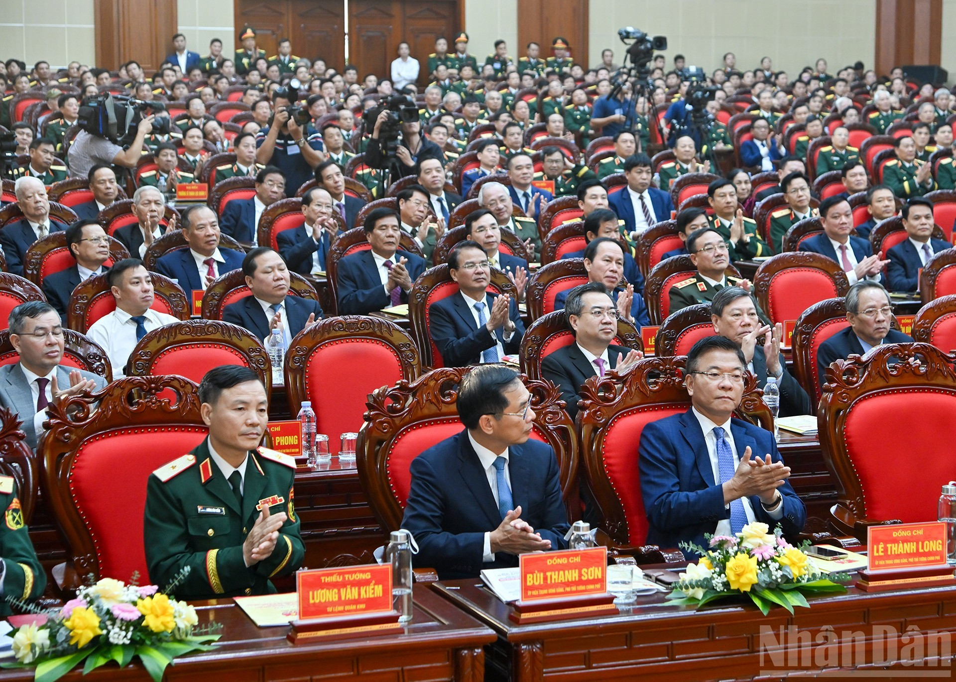 各位领导和代表出席纪念大会。 各位领导和代表出席纪念大会。