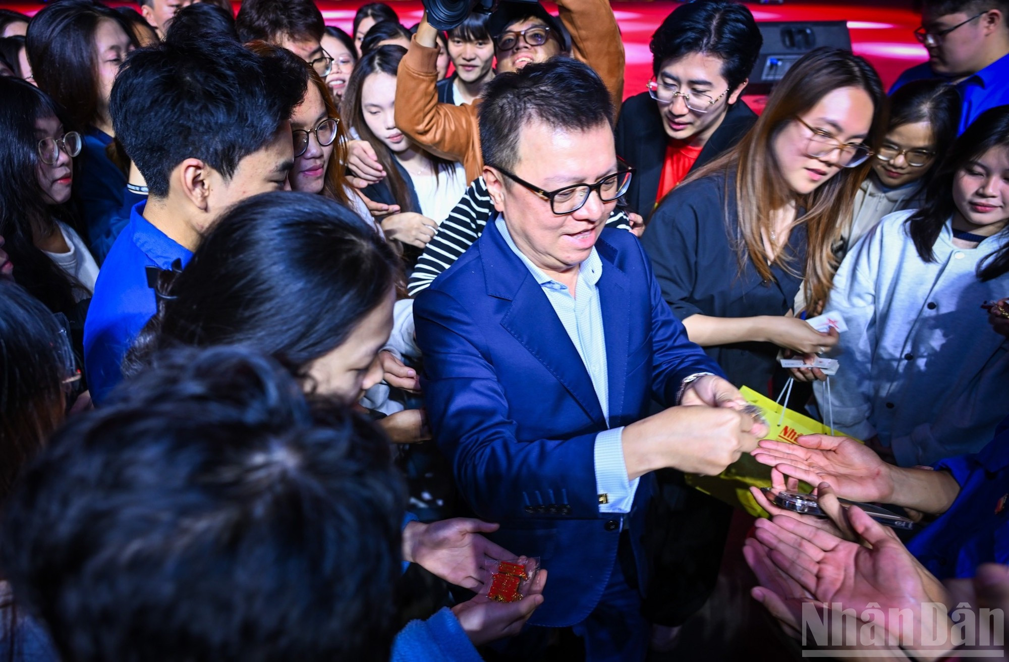 黎国明总编辑向学生们赠送礼物。