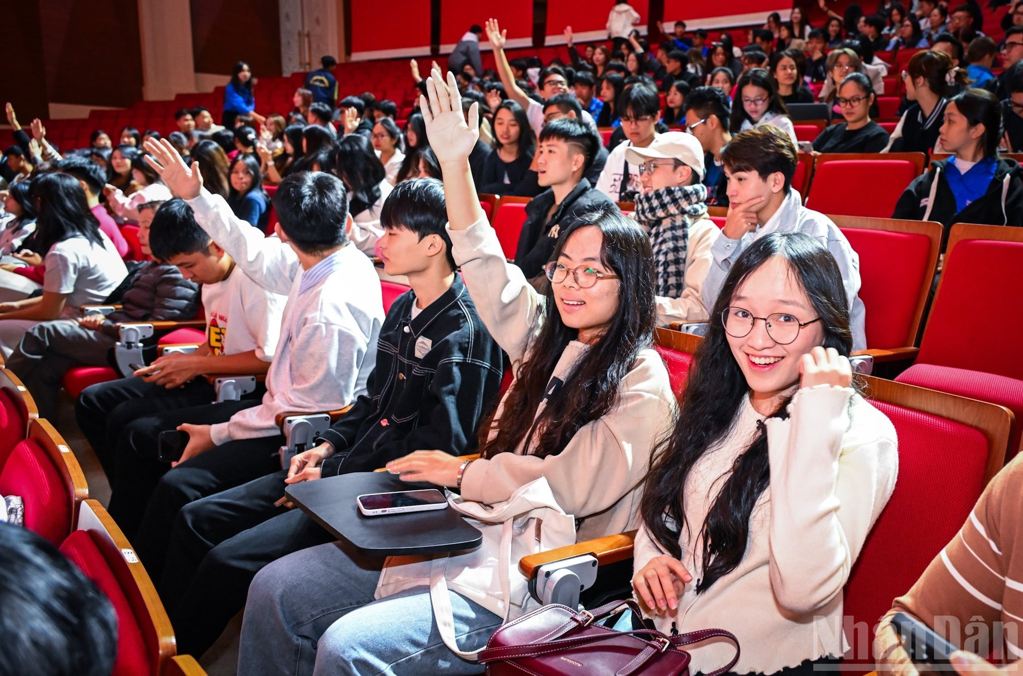 学生们参与了小游戏，回答有关“祖国在我心中”音乐会的问题。