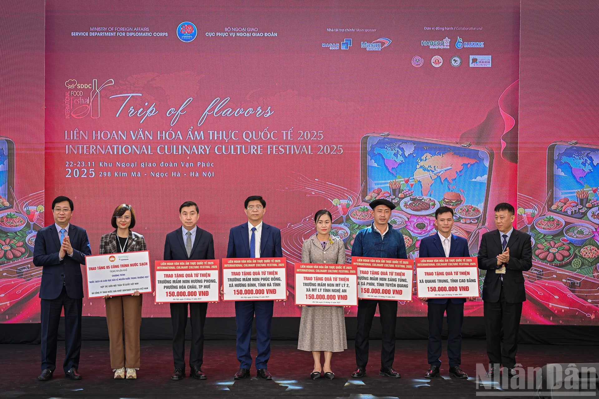 文化节组委会向一些受自然灾害和洪水影响的地区捐赠的慈善礼物。