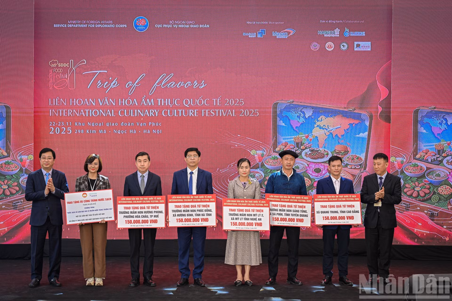 文化节组委会向一些受自然灾害和洪水影响的地区捐赠的慈善礼物。