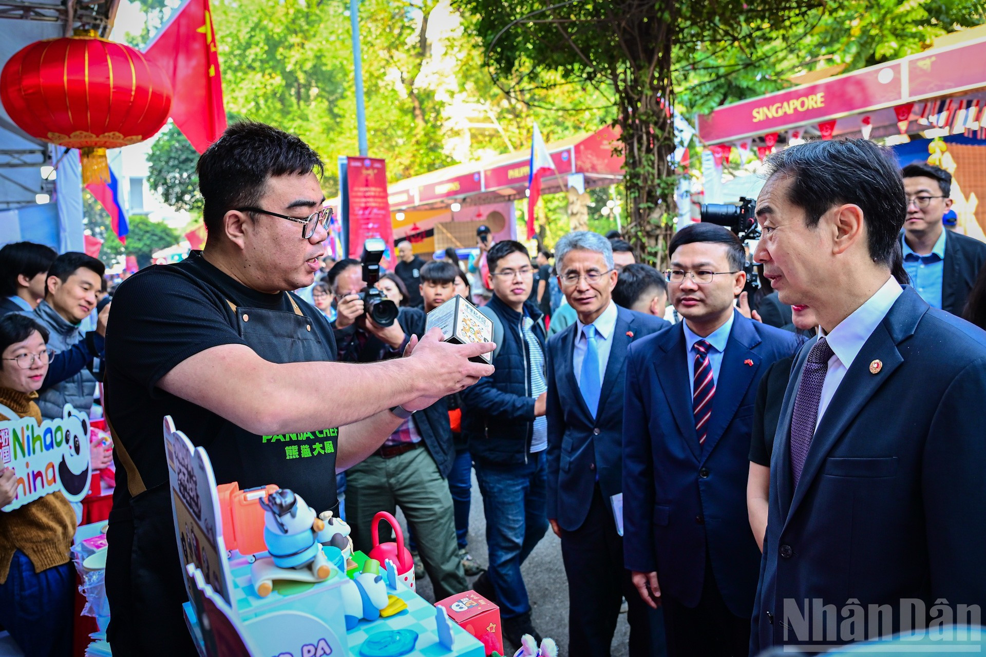 中国驻越南特命全权大使何炜参观展位。