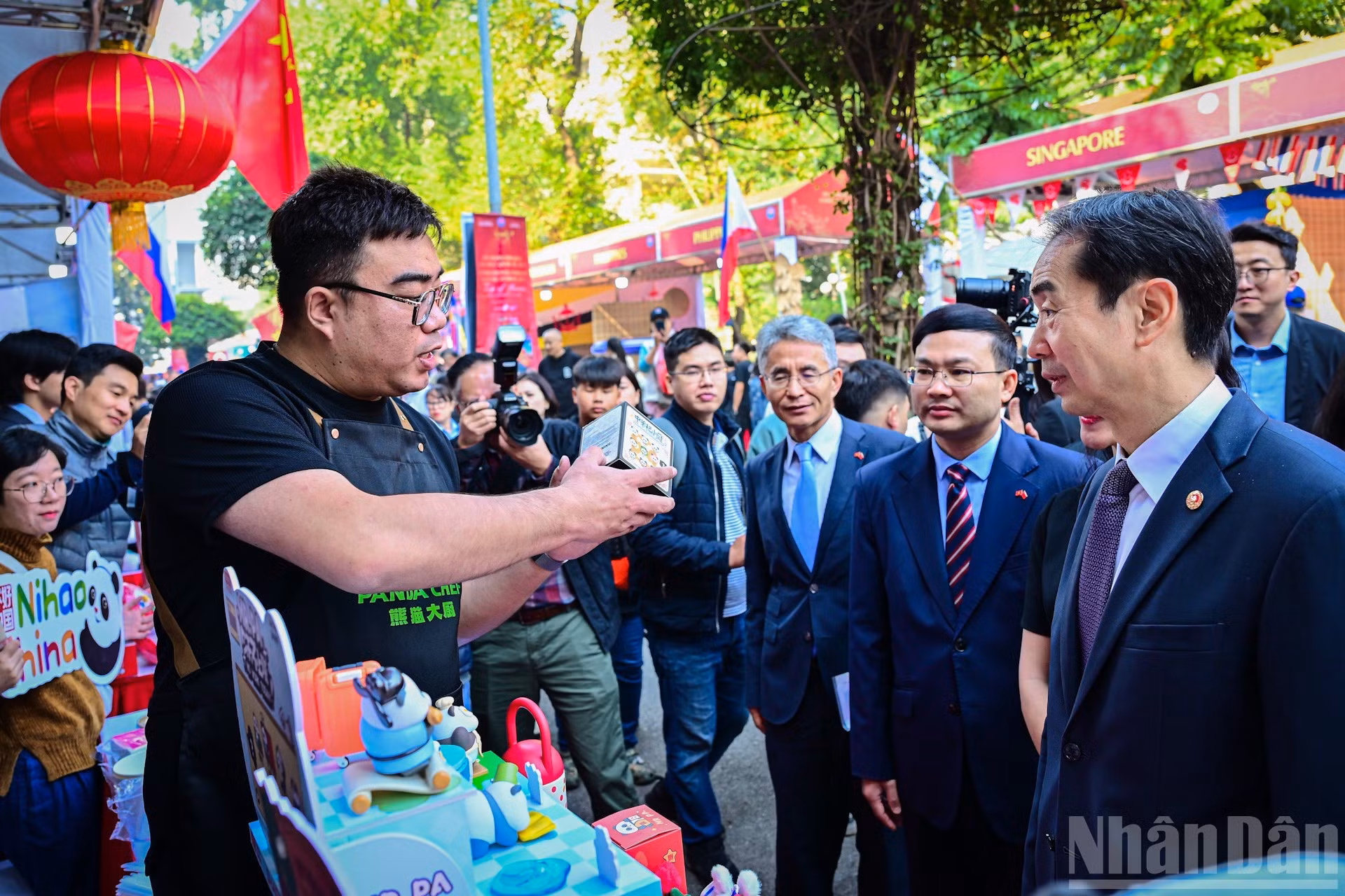 中国驻越南特命全权大使何炜参观展位。