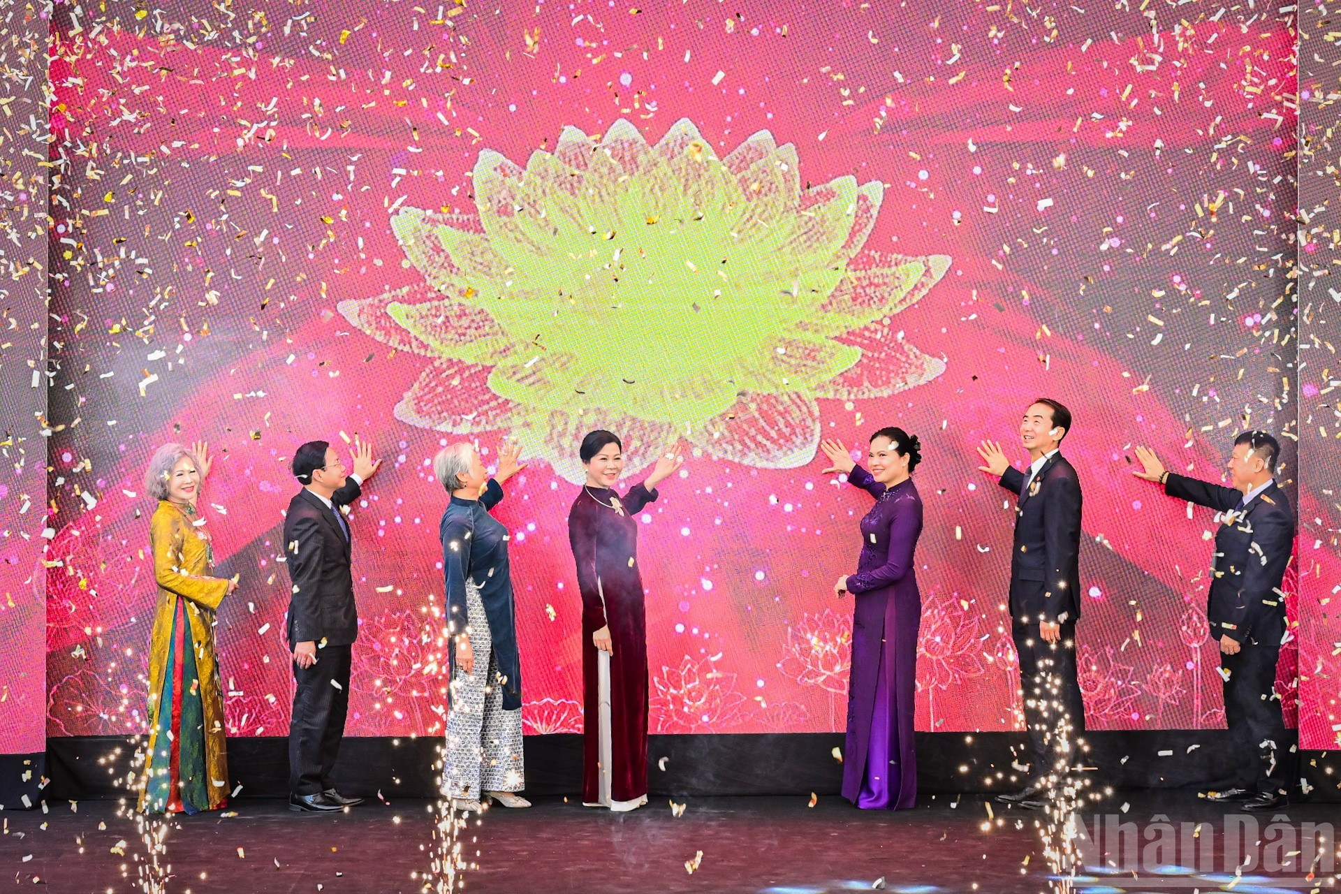 苏林总书记夫人吴芳璃女士与代表们共同出席2025年国际美食文化节的开幕仪式。