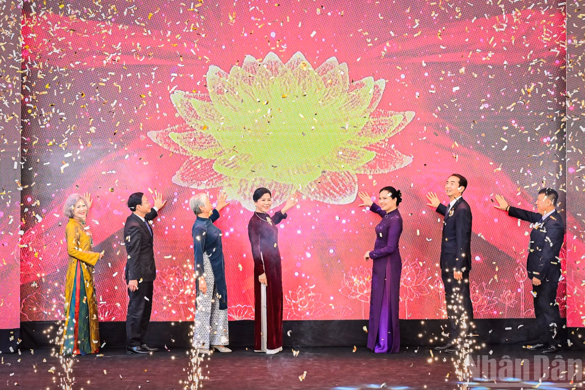 苏林总书记夫人吴芳璃女士与代表们共同出席2025年国际美食文化节的开幕仪式。