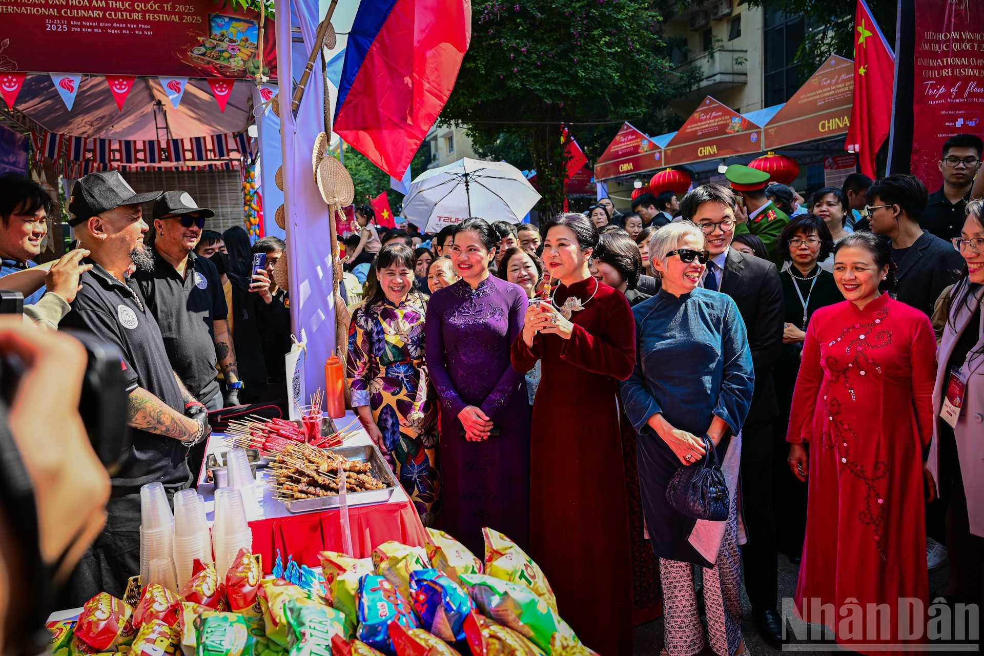 吴芳璃夫人和代表们参观了参加此次文化节的各国展位。
