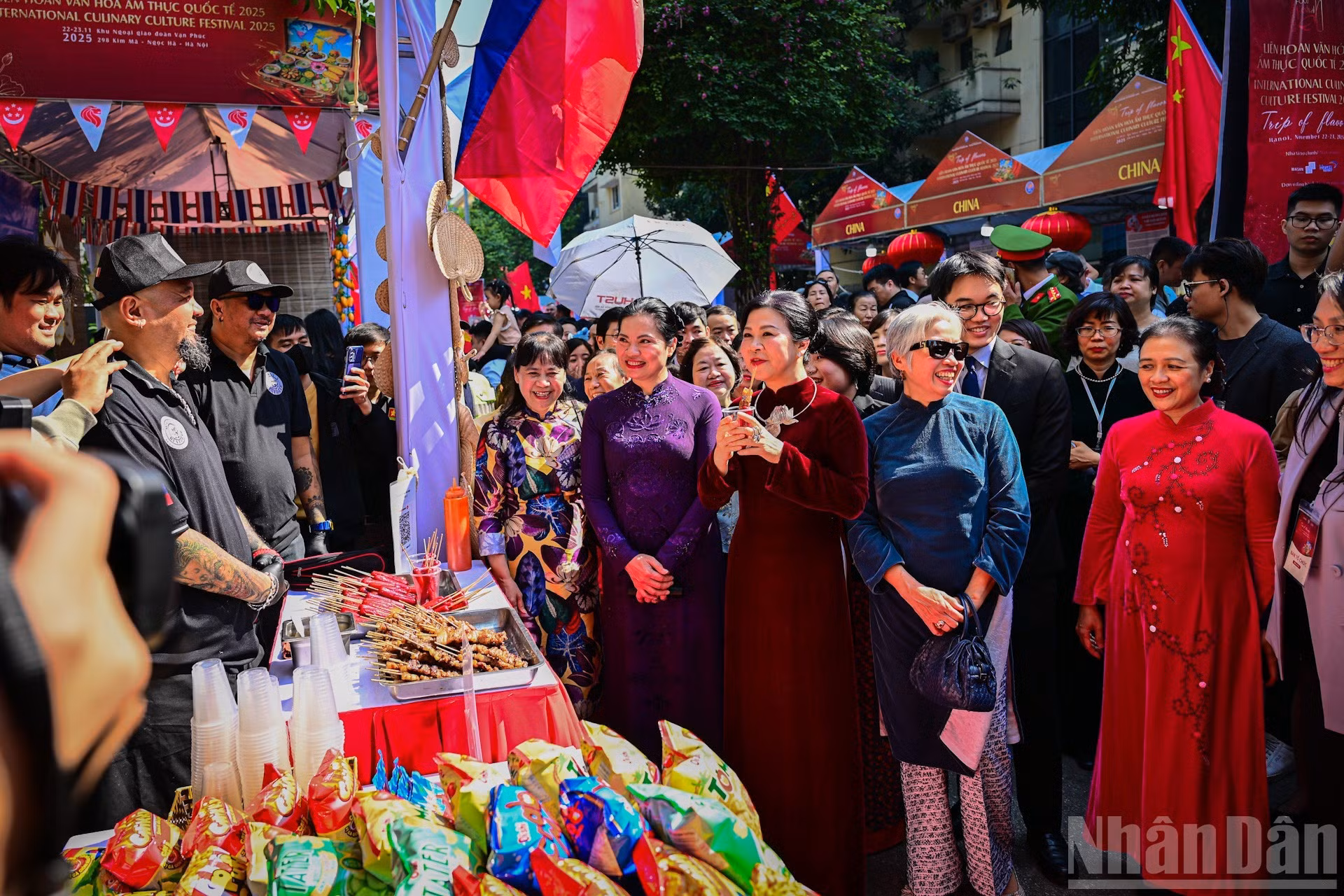 吴芳璃夫人和代表们参观了参加此次文化节的各国展位。
