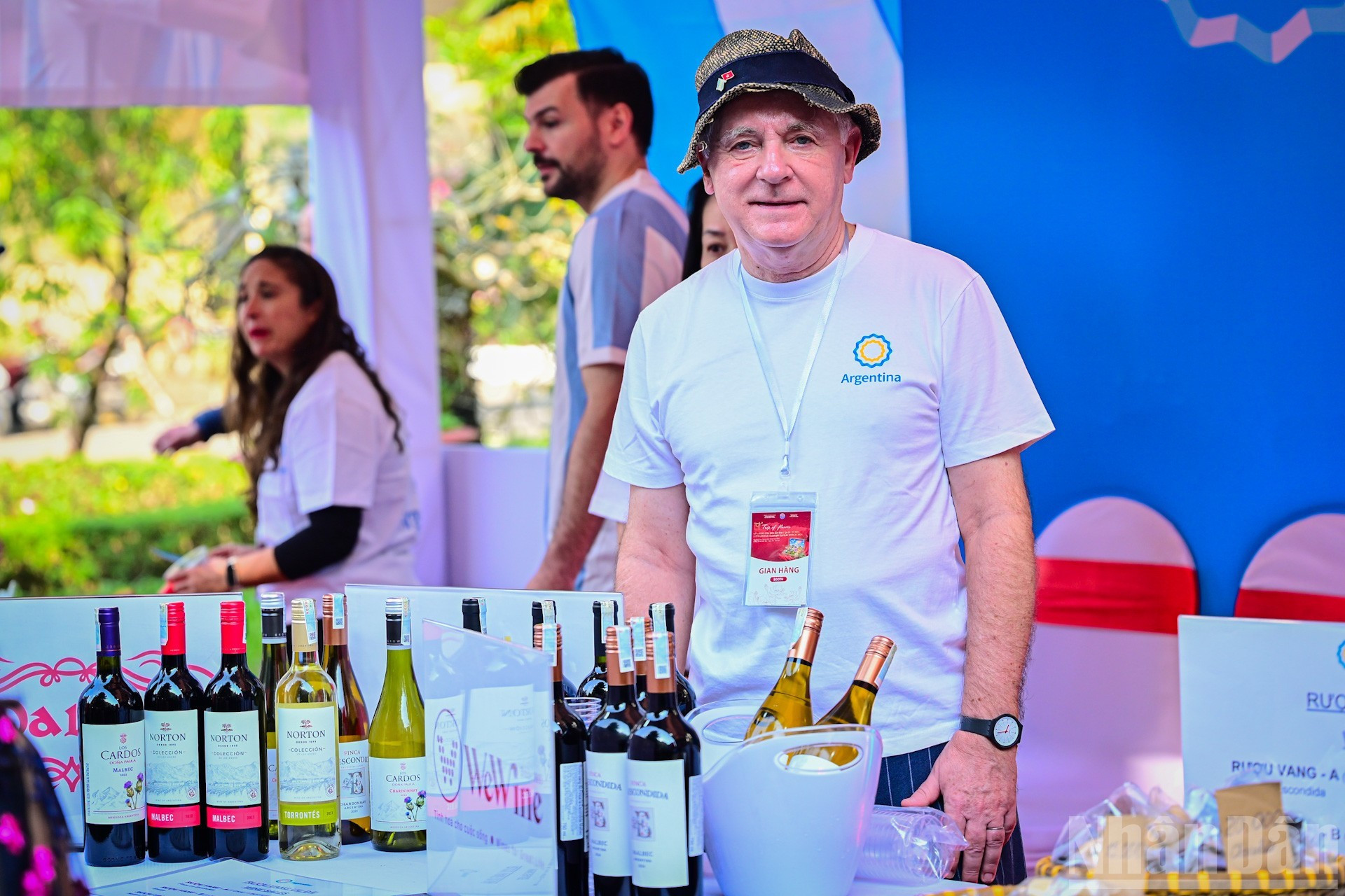 阿根廷驻越南大使马科斯·贝德纳尔斯基热情支持阿根廷展位。