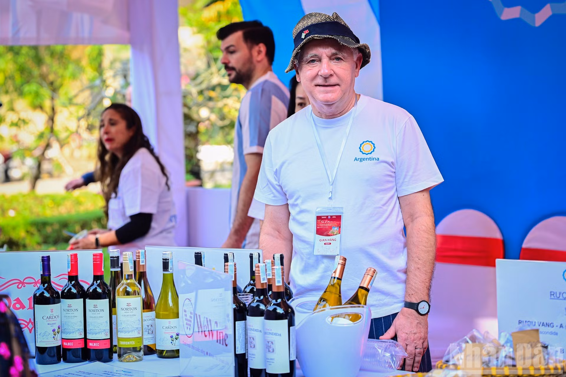 阿根廷驻越南大使马科斯·贝德纳尔斯基热情支持阿根廷展位。