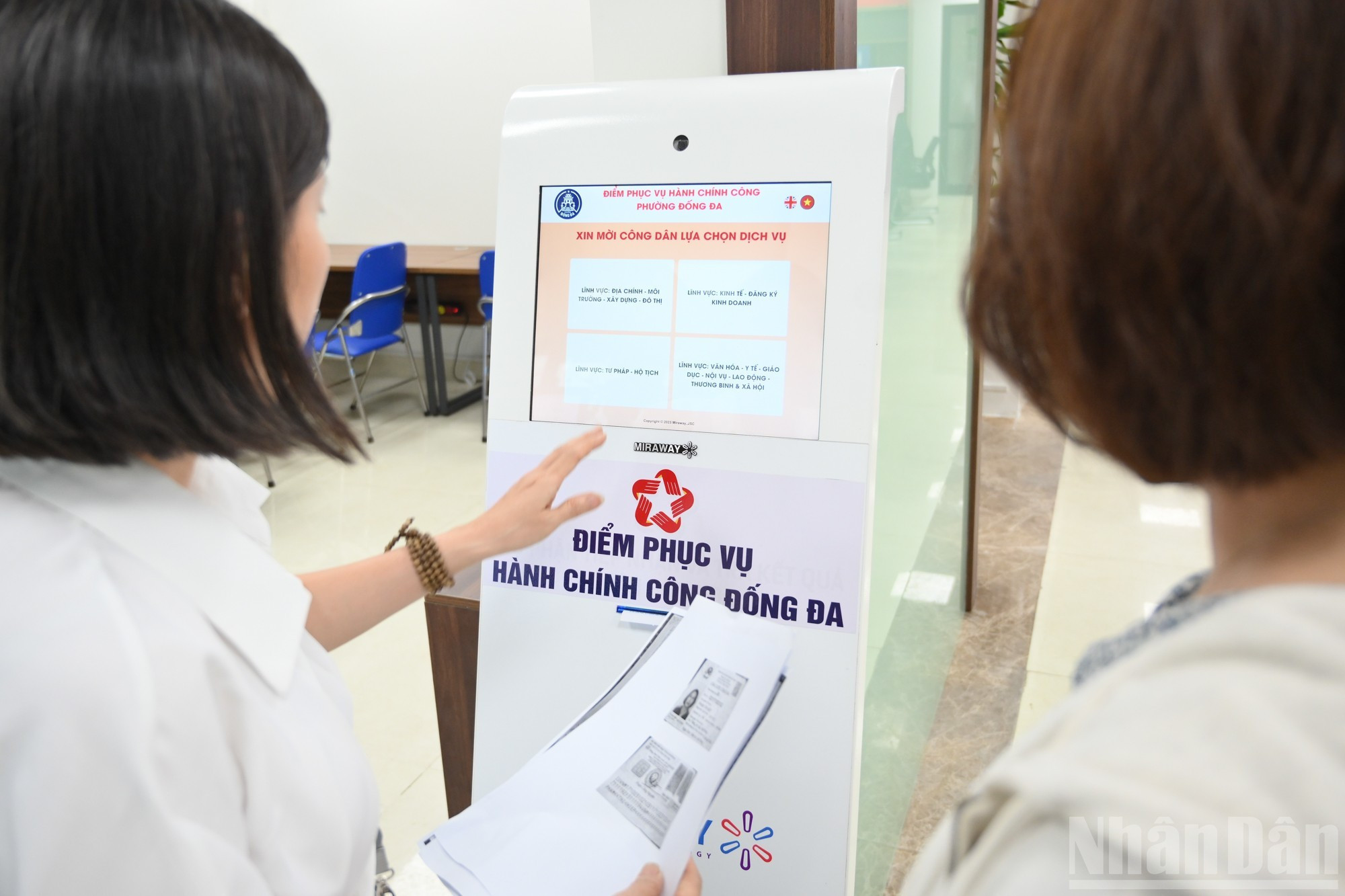 前来办理手续的市民将根据办理事项进行分类，并领取对应的排队号码。