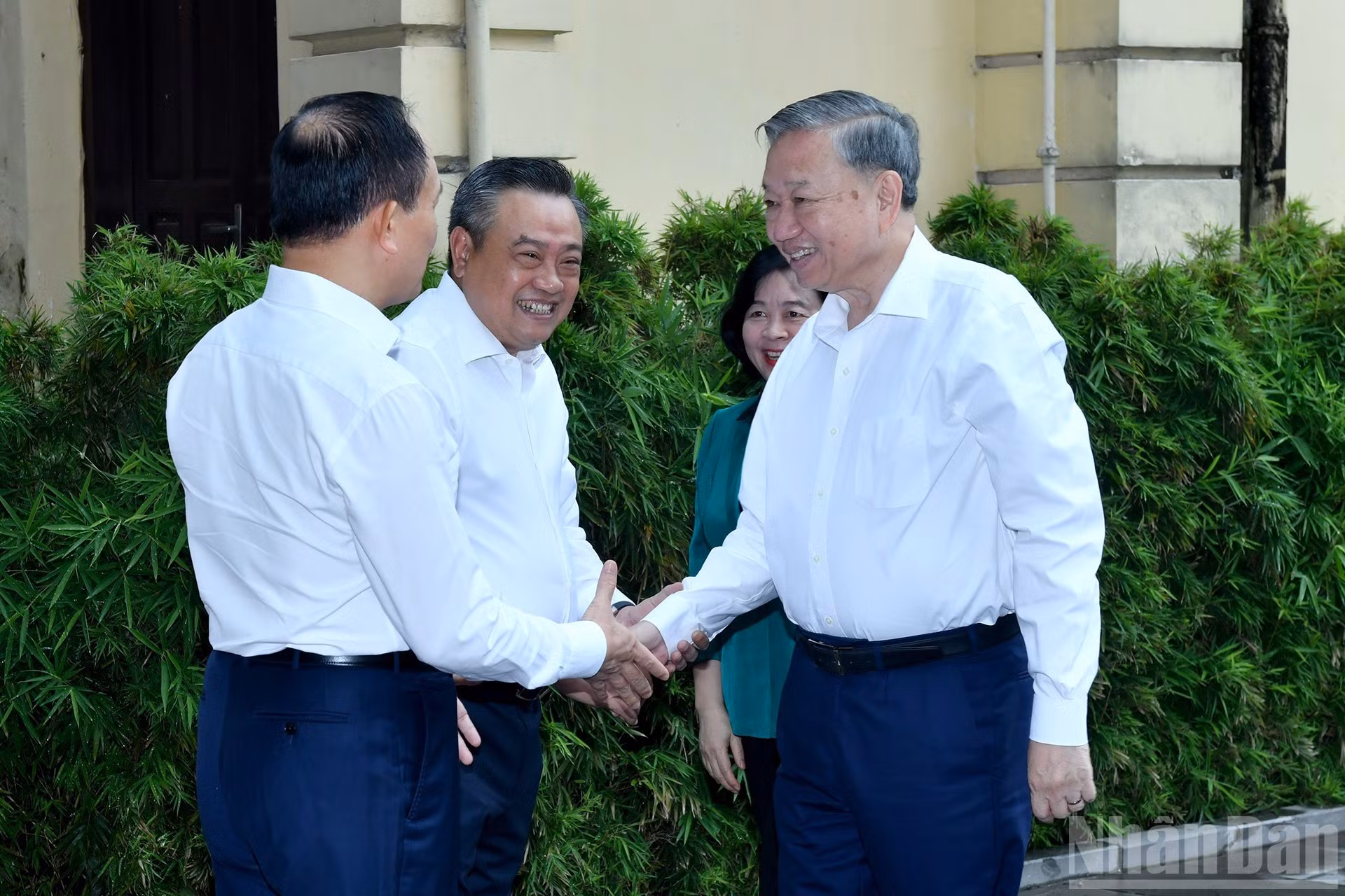 河内市领导欢迎苏林总书记来访。