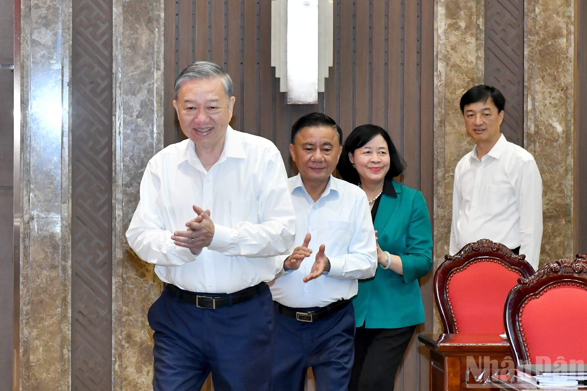 苏林总书记前来同河内市委常务委员会举行工作会议。 苏林总书记前来同河内市委常务委员会举行工作会议。