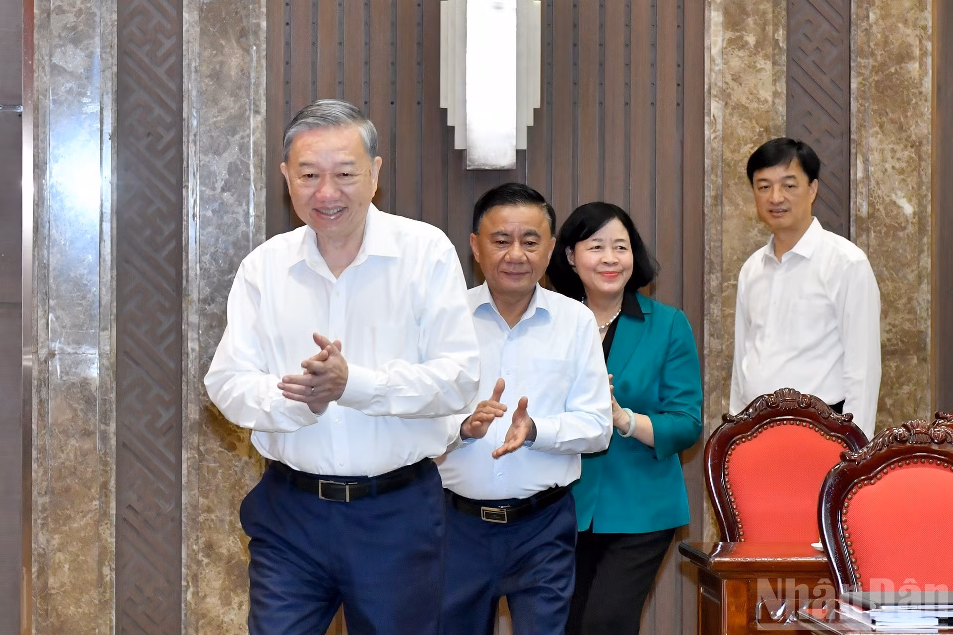 苏林总书记前来同河内市委常务委员会举行工作会议。