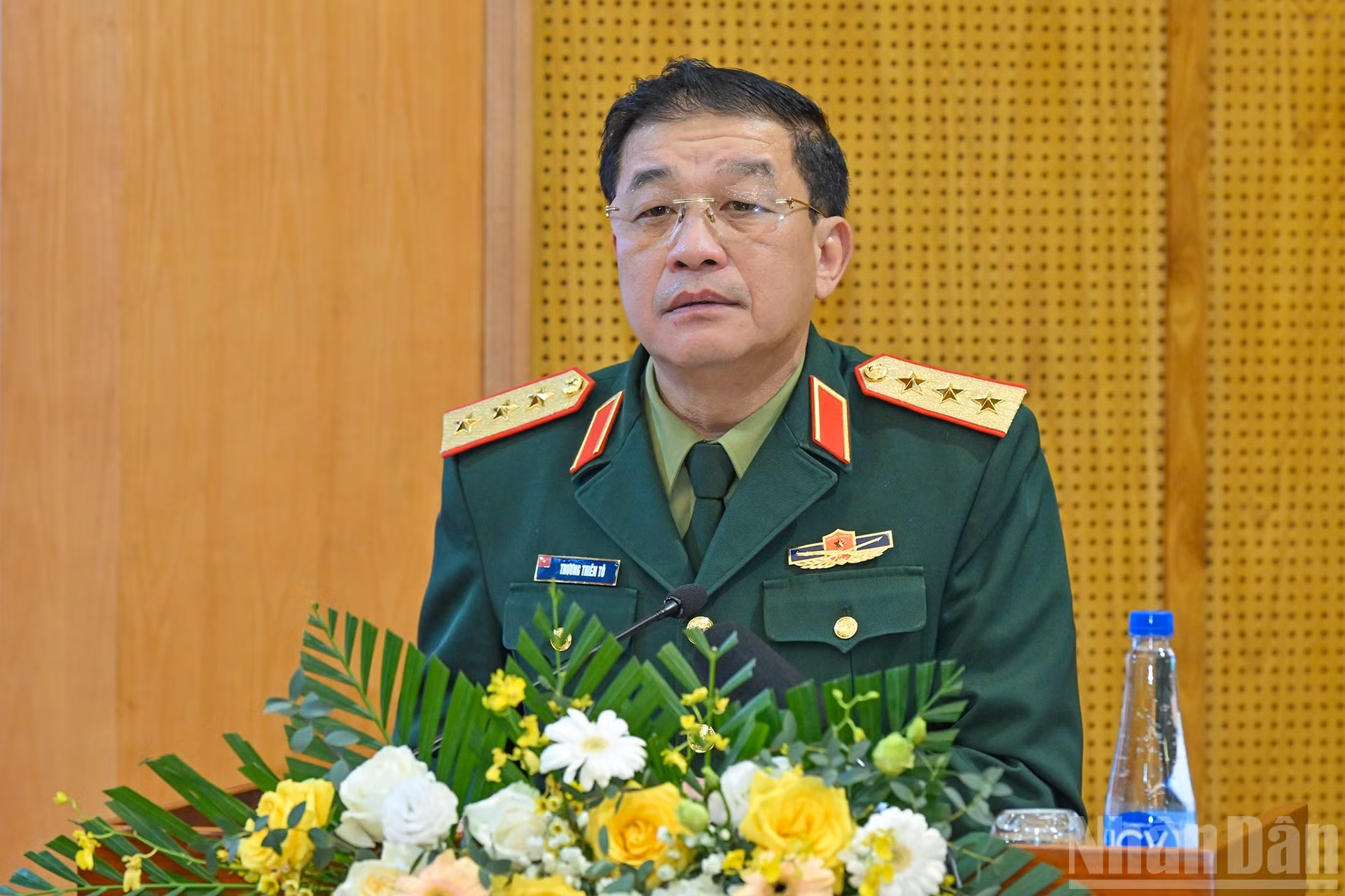 越南人民军总政治局副主任张天苏上将在会上发表讲话。